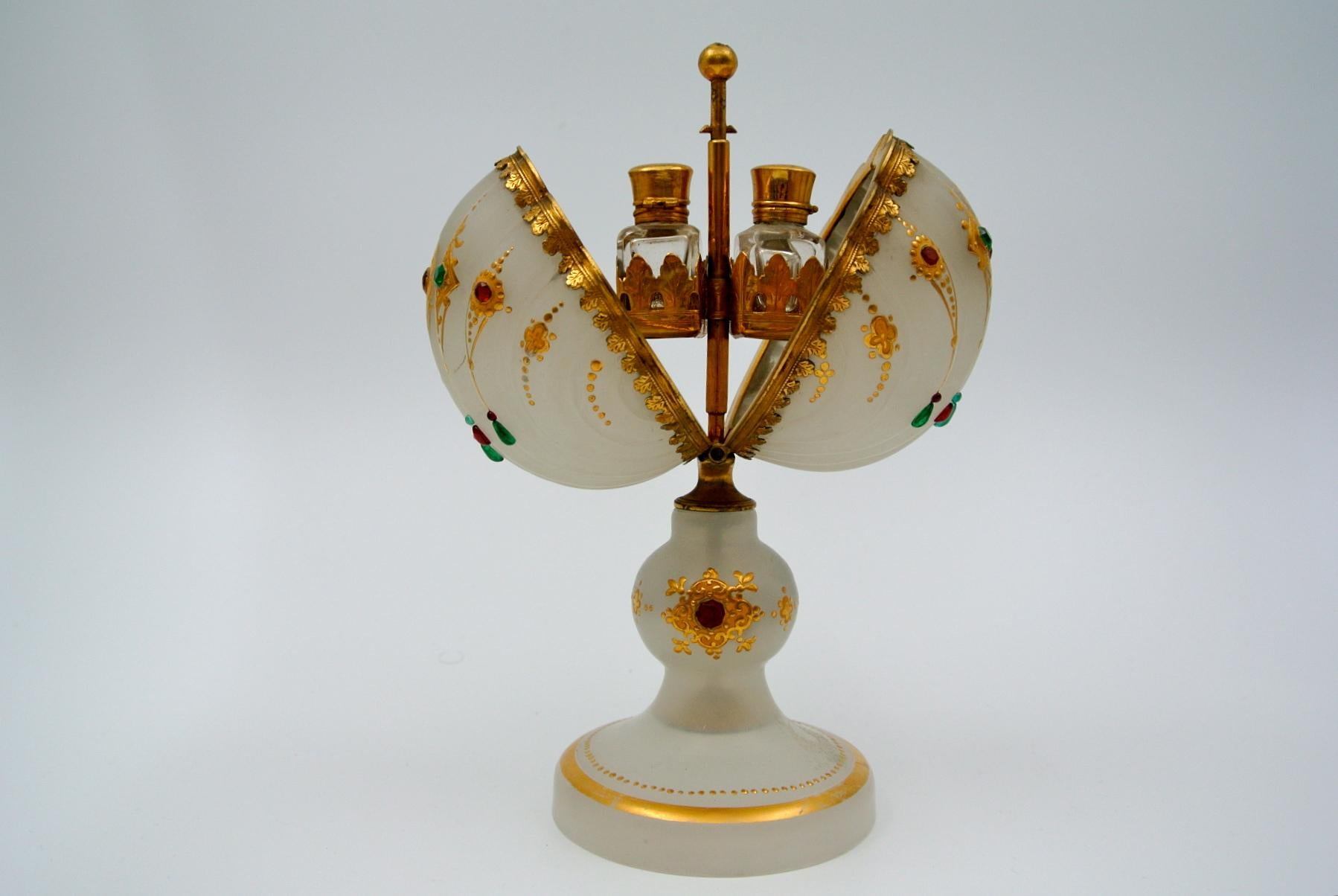 Napoléon III Porte-bougies de parfum en opaline émaillée blanche en vente