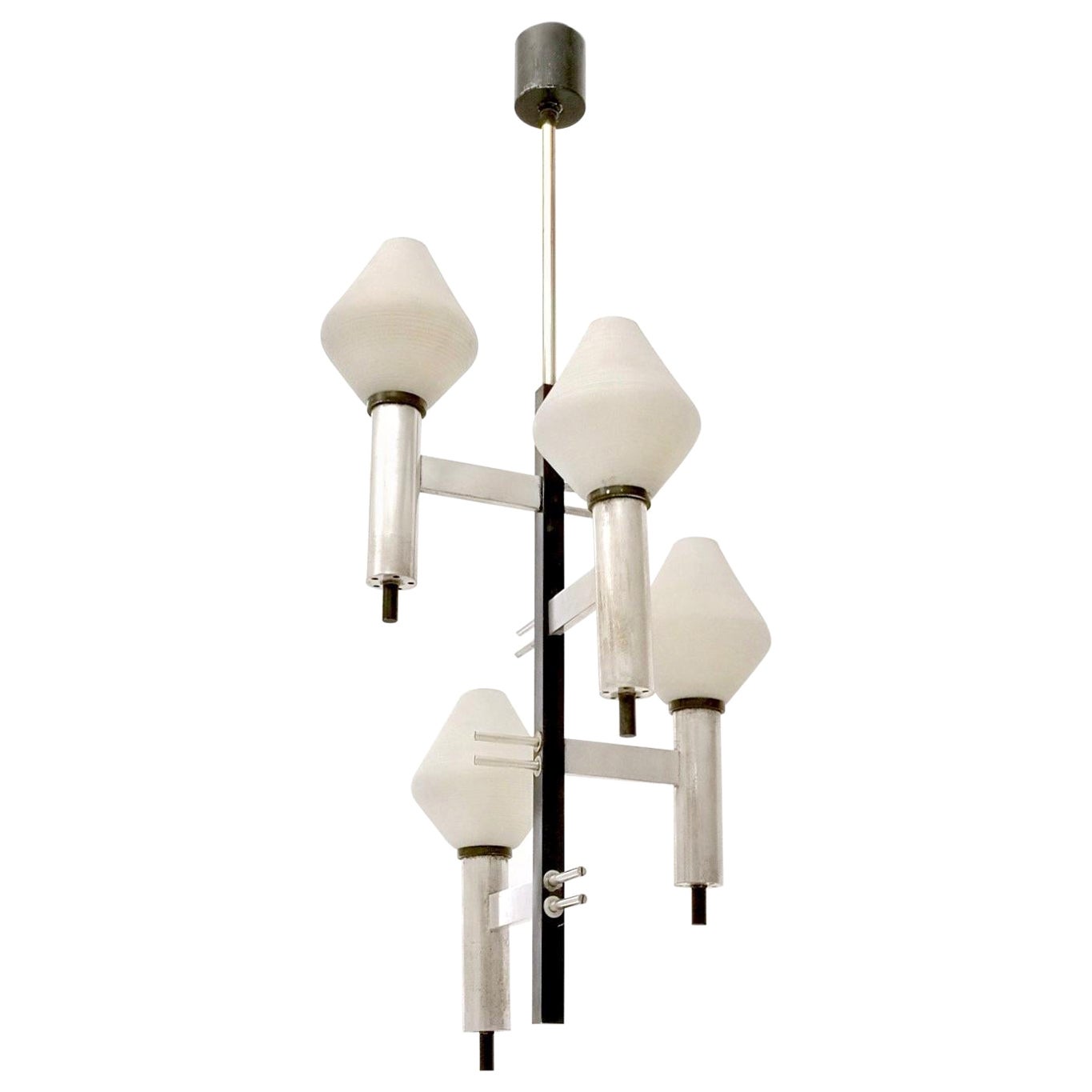 Made in Italy, anni '50.
Presenta una struttura in metallo verniciato e ottone nichelato e paralumi in vetro incamiciato e inciso. 
Questo lampadario a quattro luci può presentare lievi tracce di ossidazione sulla nichelatura e ha la sua patina