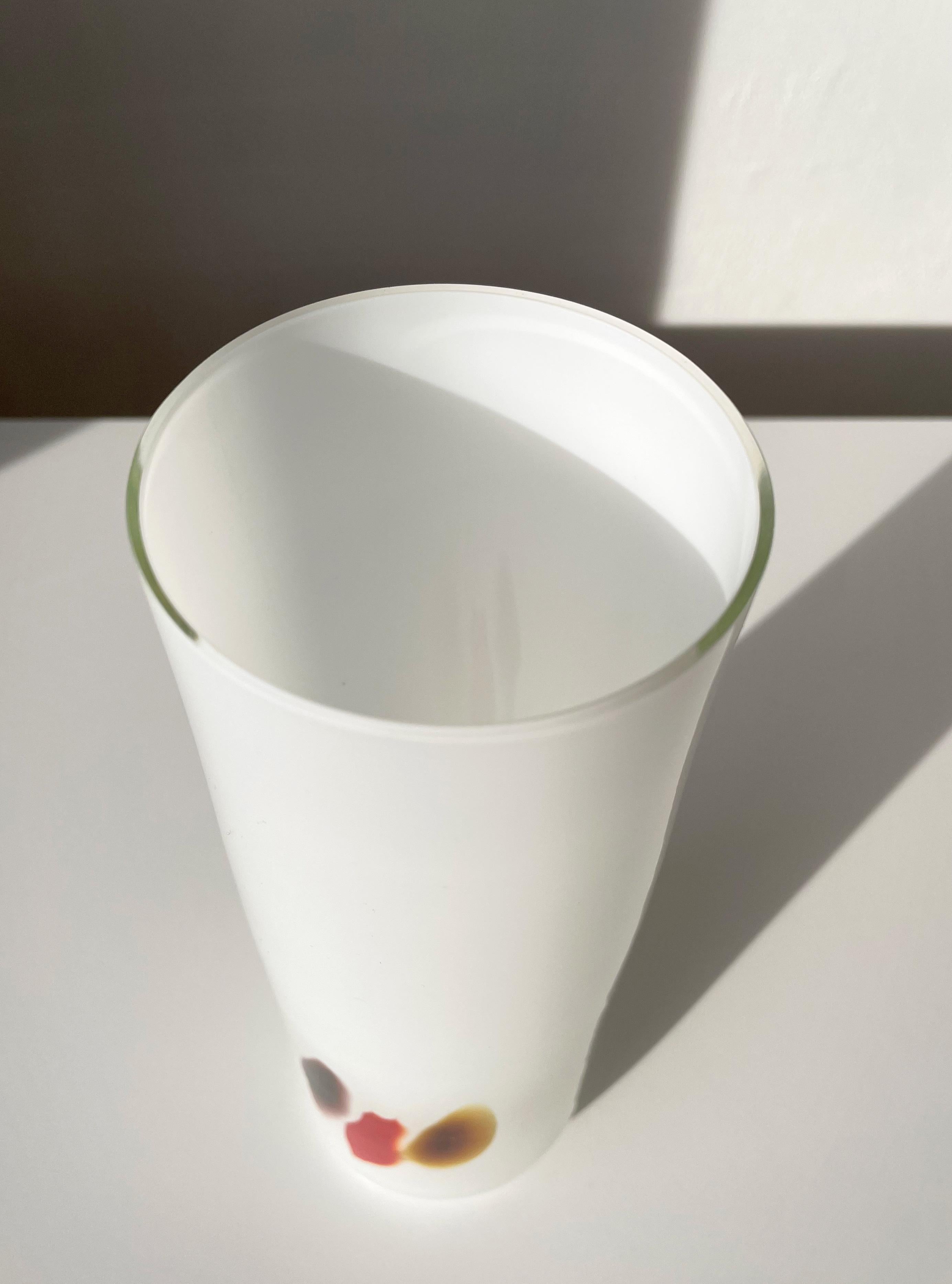 20ième siècle Vase cylindrique en verre d'art encastré blanc avec décor de couleur terre, Holmegaard, 1970 en vente