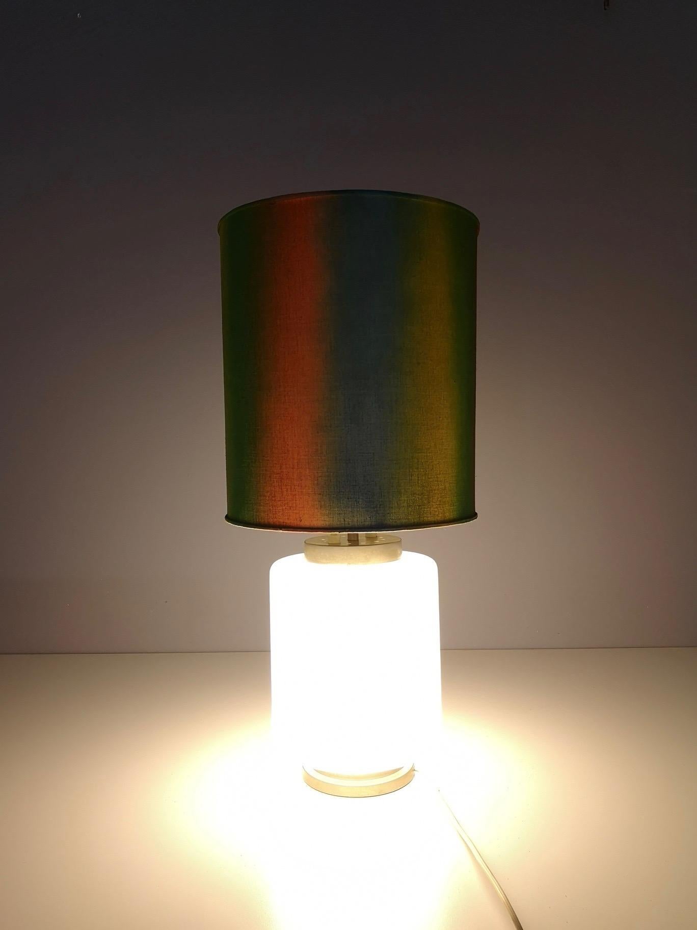 Italiano Lampada da tavolo in vetro incamiciato bianco di Stilnovo con tre opzioni di illuminazione, Italia in vendita