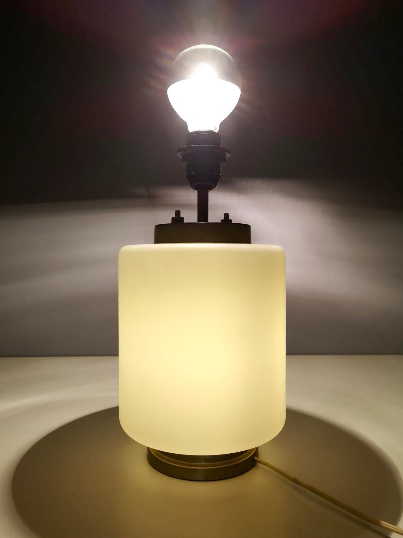 Metà XX secolo Lampada da tavolo in vetro incamiciato bianco di Stilnovo con tre opzioni di illuminazione, Italia in vendita