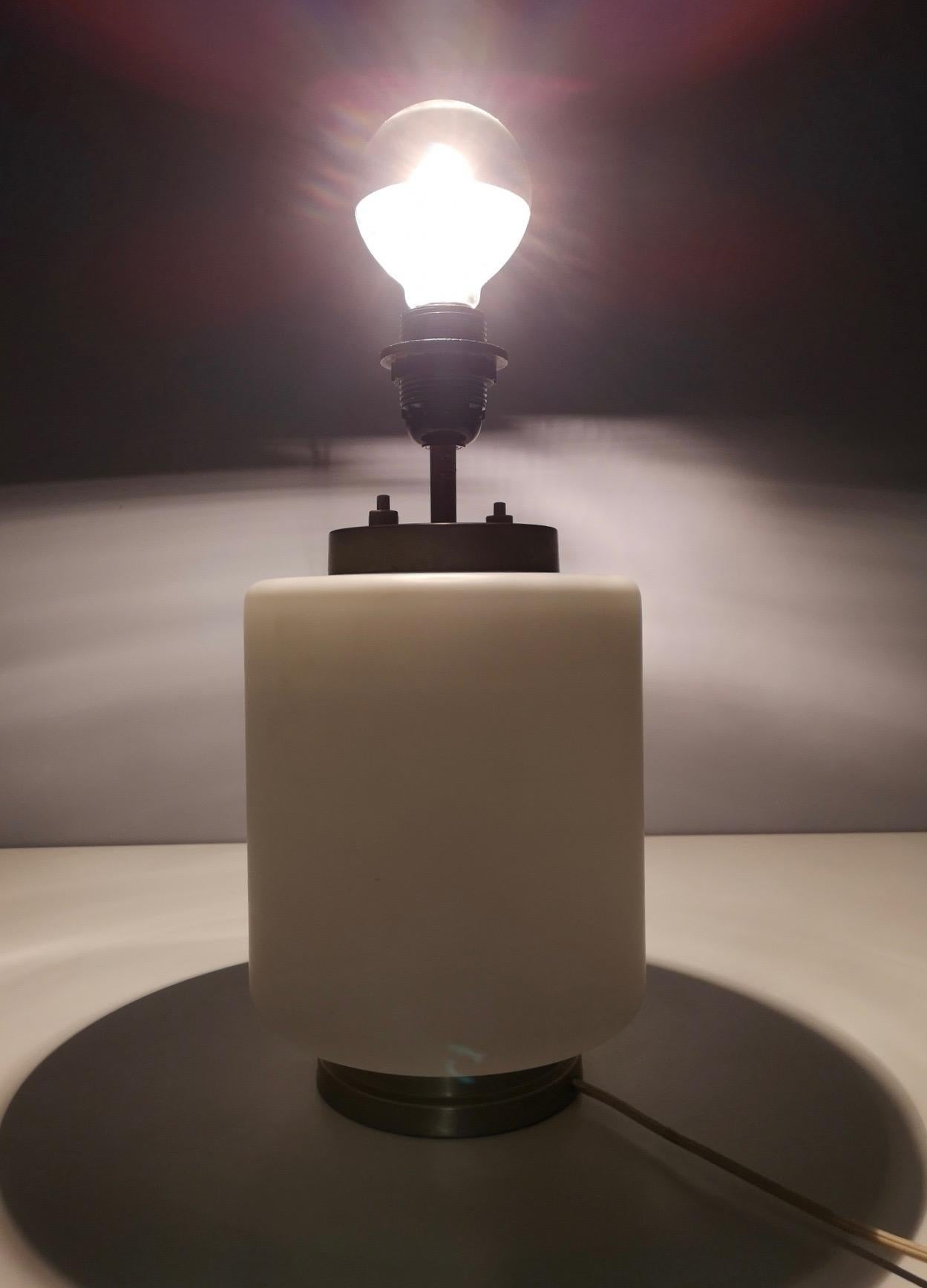Metallo Lampada da tavolo in vetro incamiciato bianco di Stilnovo con tre opzioni di illuminazione, Italia in vendita