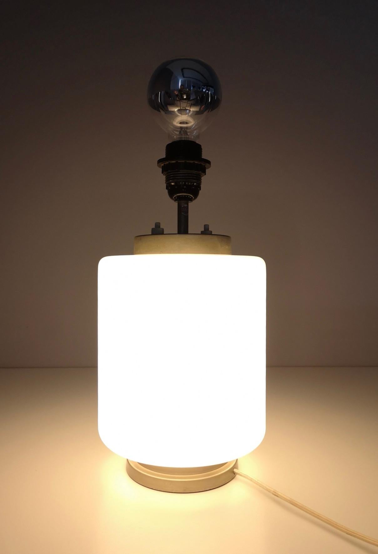 Lampada da tavolo in vetro incamiciato bianco di Stilnovo con tre opzioni di illuminazione, Italia in vendita 1