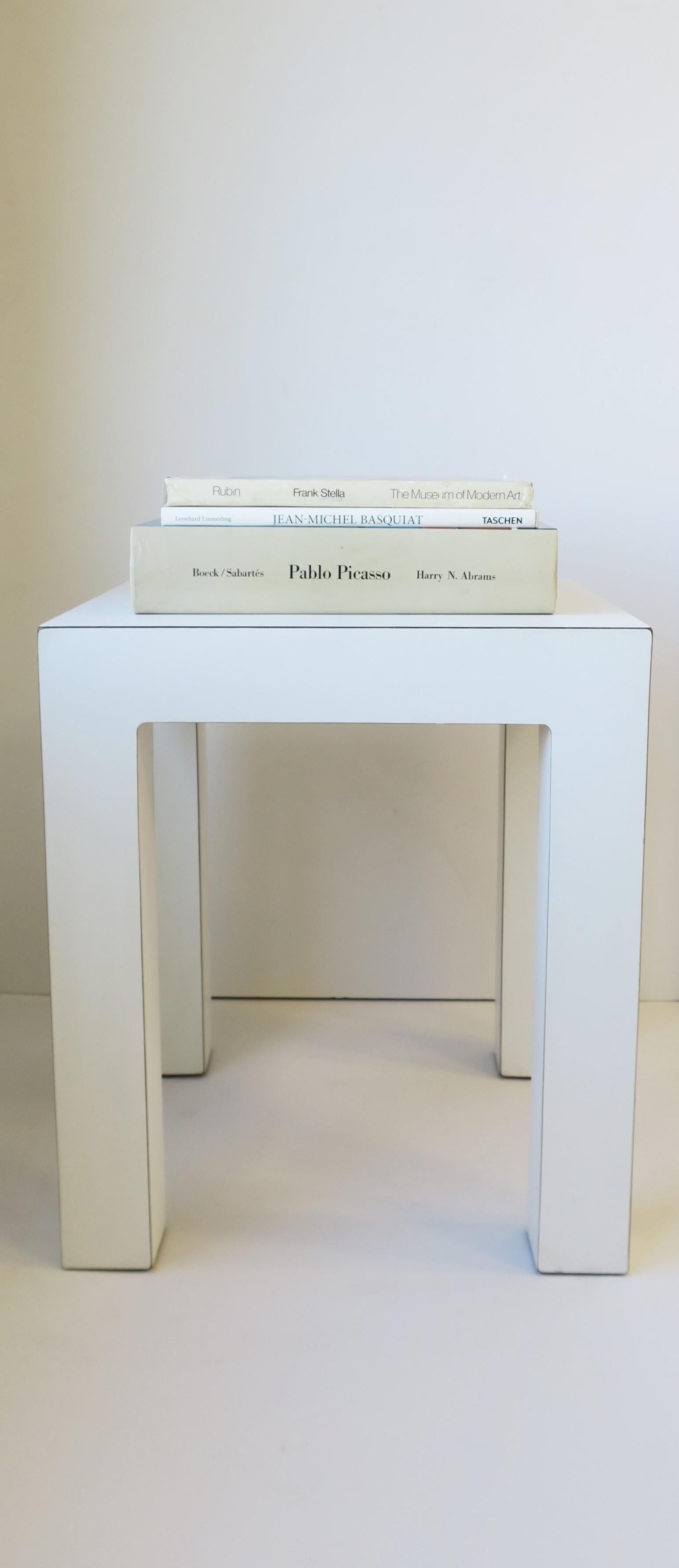 Modern White End Table, ca. 1970s For Sale 3