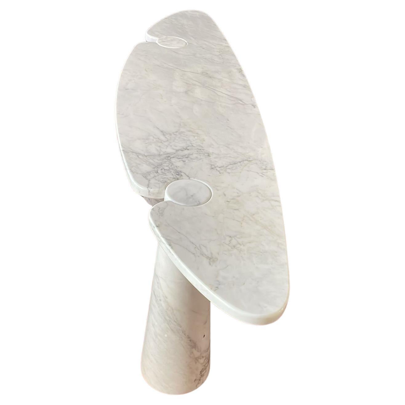 Console Eros di Angelo Mangiarotti per Skipper, 1971
Questo iconico tavolo è realizzato in marmo bianco e poggia su due basi coniche che fungono da gambe. Bellissime e sottili venature nel marmo bianco.
Buone condizioni.
Label con marchio di