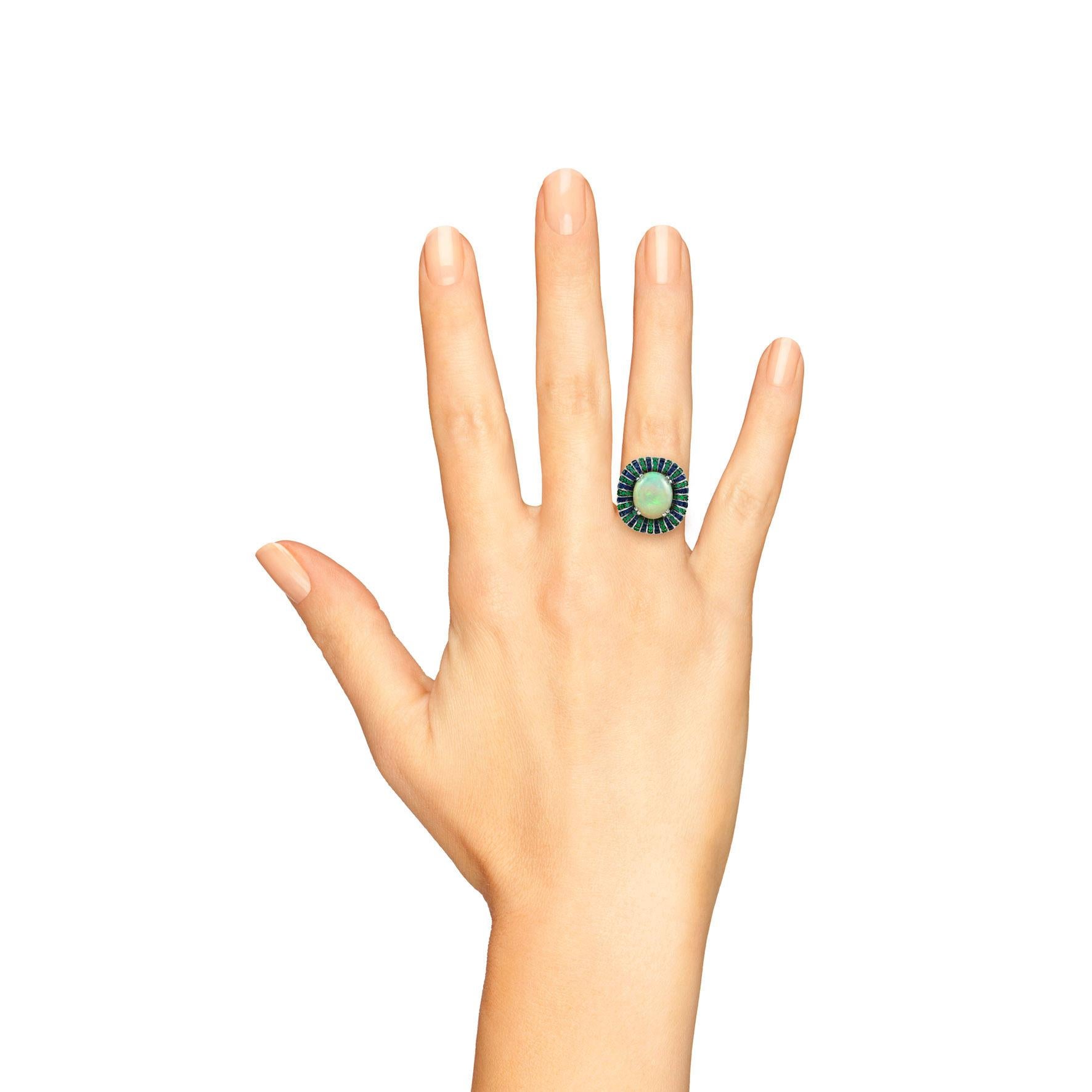 De las mujeres White Ethiopian Opal Emerald Sapphire Antique Style Cocktail 18K White Gold Ring en venta