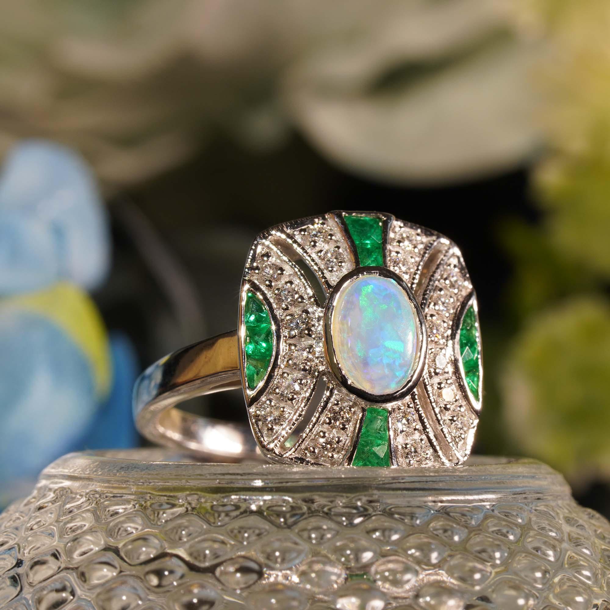 Weißer äthiopischer Opal & grüner Smaragd Diamant Art Deco Stil 14K Weißgold Ring für Damen oder Herren im Angebot