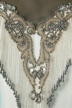 Vestido de noche blanco con escote de pedrería Gai Mattiolo Alfombra roja