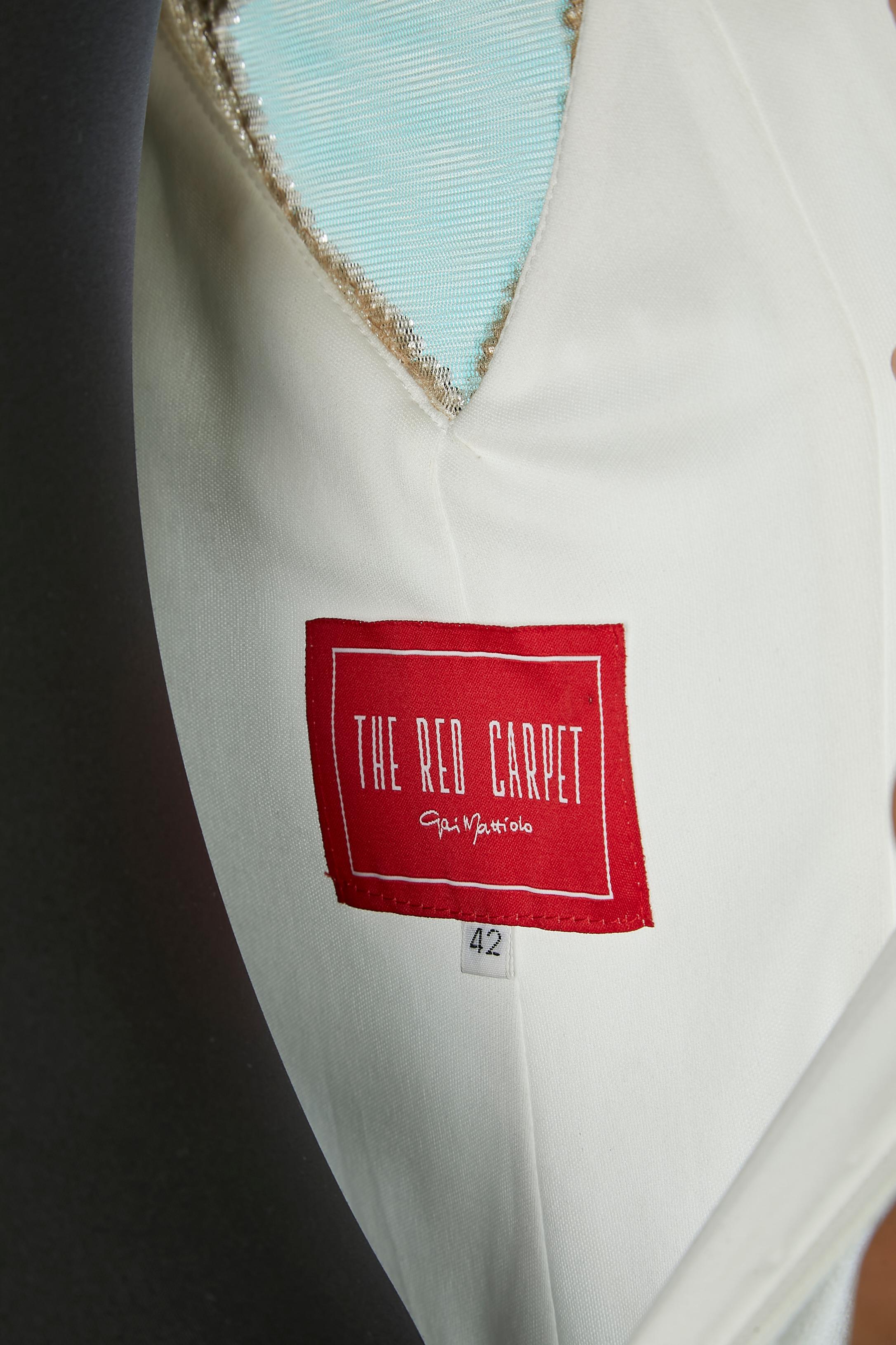 Weißes Abendkleid mit perlenbesetztem Ausschnitt und rotem Gai Mattiolo-Teppich  im Angebot 4