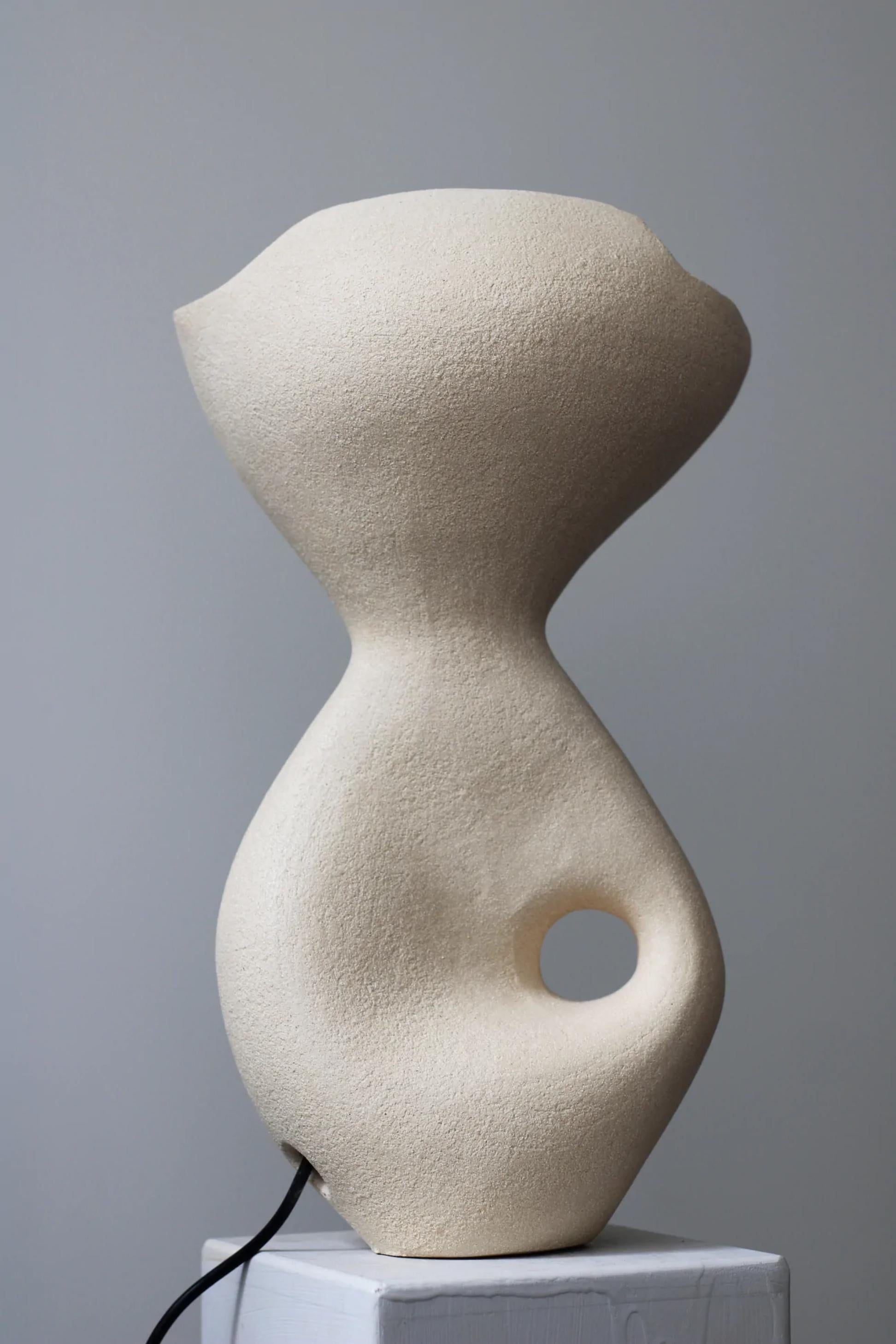 Lampada Exo bianca di Abid Javed
Dimensioni: D 25 x 50 cm (Le dimensioni sono variabili)
Materiali: Gres ceramico
Molteplici opzioni di colore e dimensioni dell'argilla.

Forma cava arrotolata con superficie in ceramica non smaltata. Lampadina