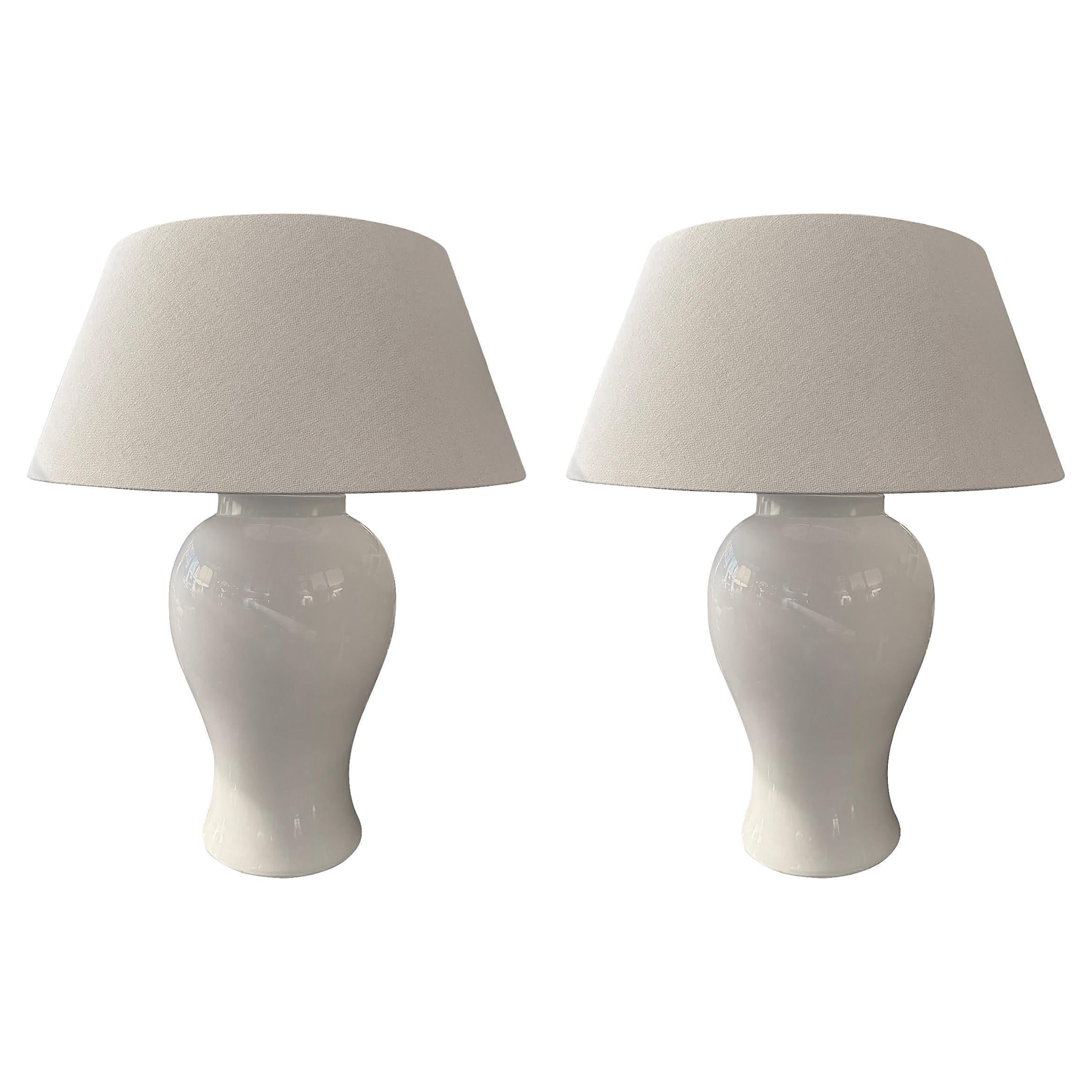 Paire de lampes blanches extra-larges de forme classique, Chine, Contemporaine