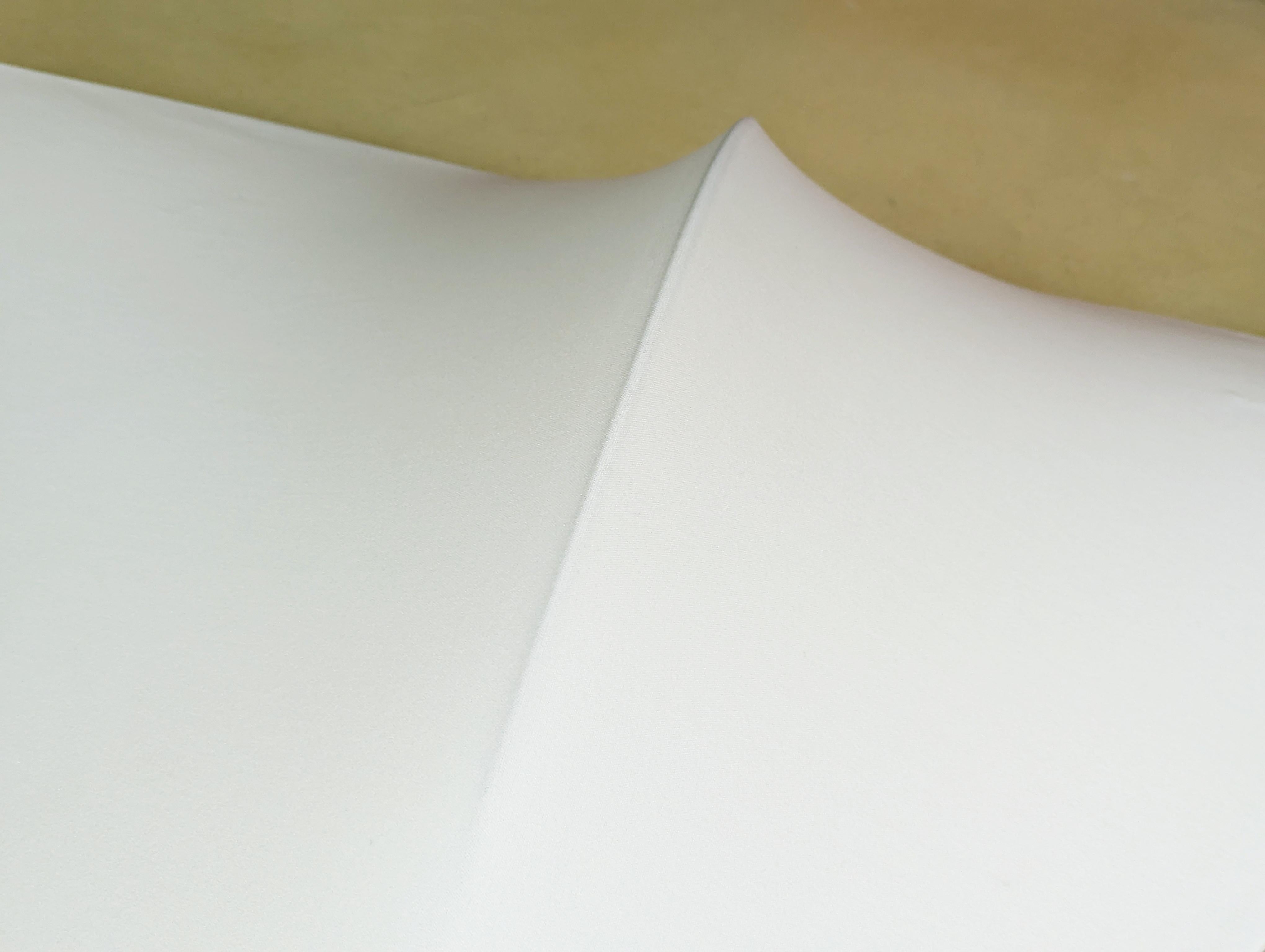 Rara lampada da parete o da soffitto Mod. Sanka, disegnata da K. Takahama per Sirrah negli anni Settanta. Questa serie di lampade è stata concepita dal designer giapponese come un omaggio ai dipinti di Lucio Fontana e ad essi si ispira.
La lampada è
