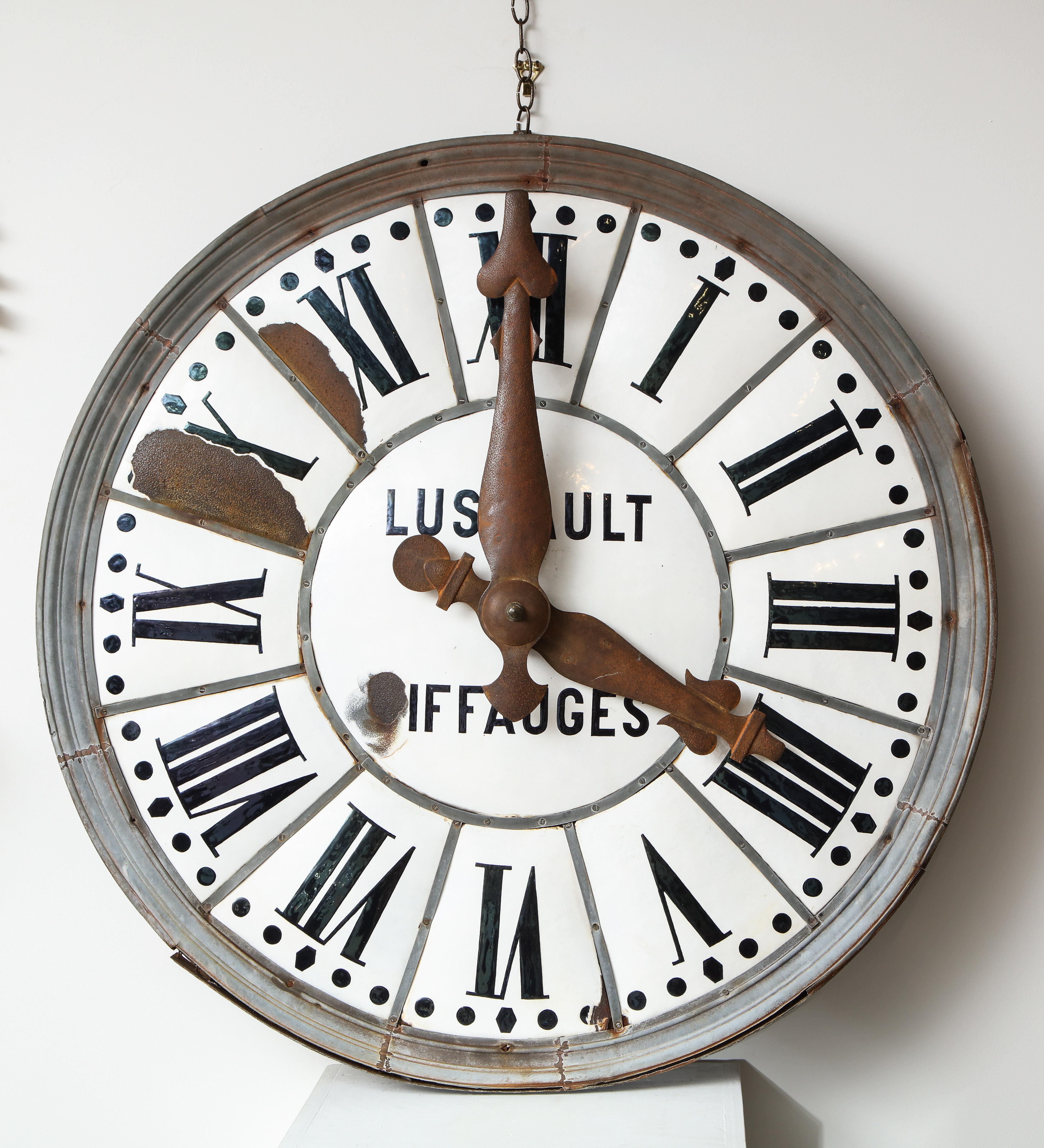 Grande orologio smaltato con quadrante bianco, perfetto per l'uso all'interno o all'esterno.