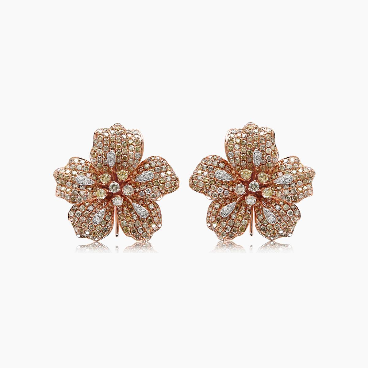Orecchini in oro rosa 18 carati con diamanti bianchi e fantasia incastonati a fiore di Lilly In condizioni Nuovo in vendita a Oakton, VA