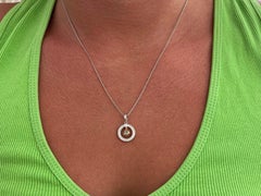 Collana a cerchio con diamanti bianchi e fantasia giallo marrone intenso in oro bianco 18 carati