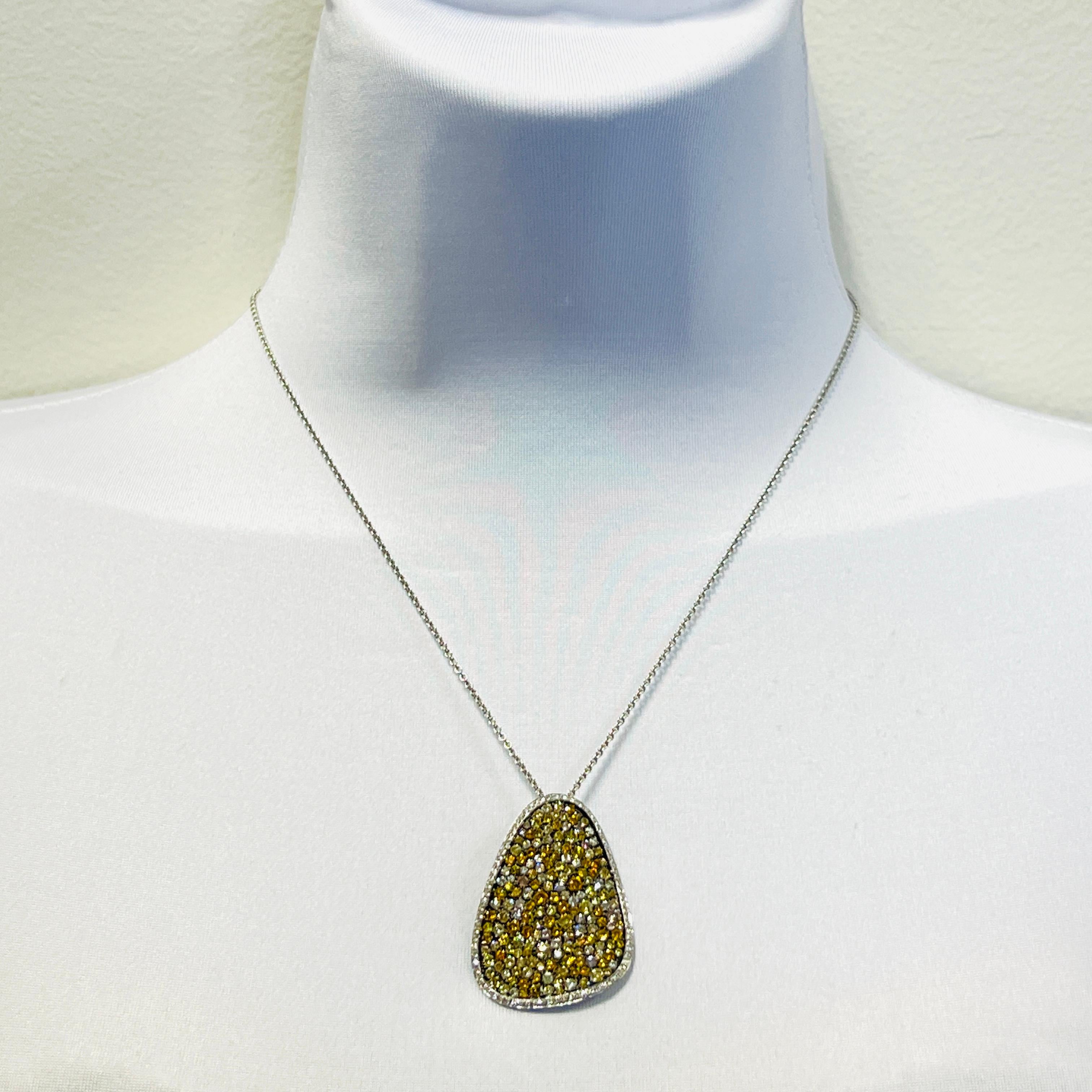 Magnifiques diamants ronds blancs, jaunes, orange et bruns de 4,89 ct.  Fabriqué à la main en or blanc 18 carats et en rhodium noir.  La longueur est de 18
