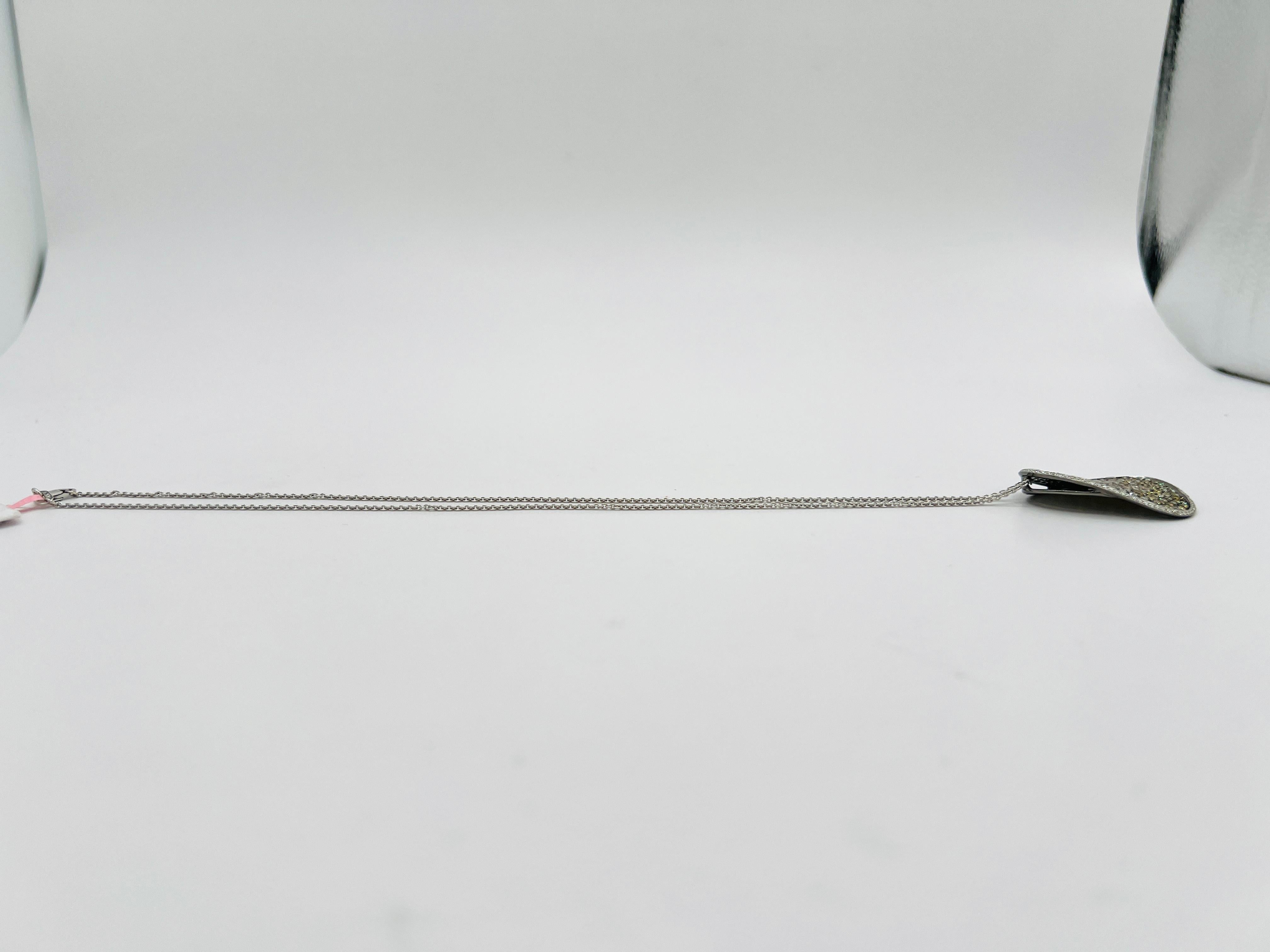 Collier de diamants ronds blancs et multicolores en or 18K et rhodium noir Neuf - En vente à Los Angeles, CA