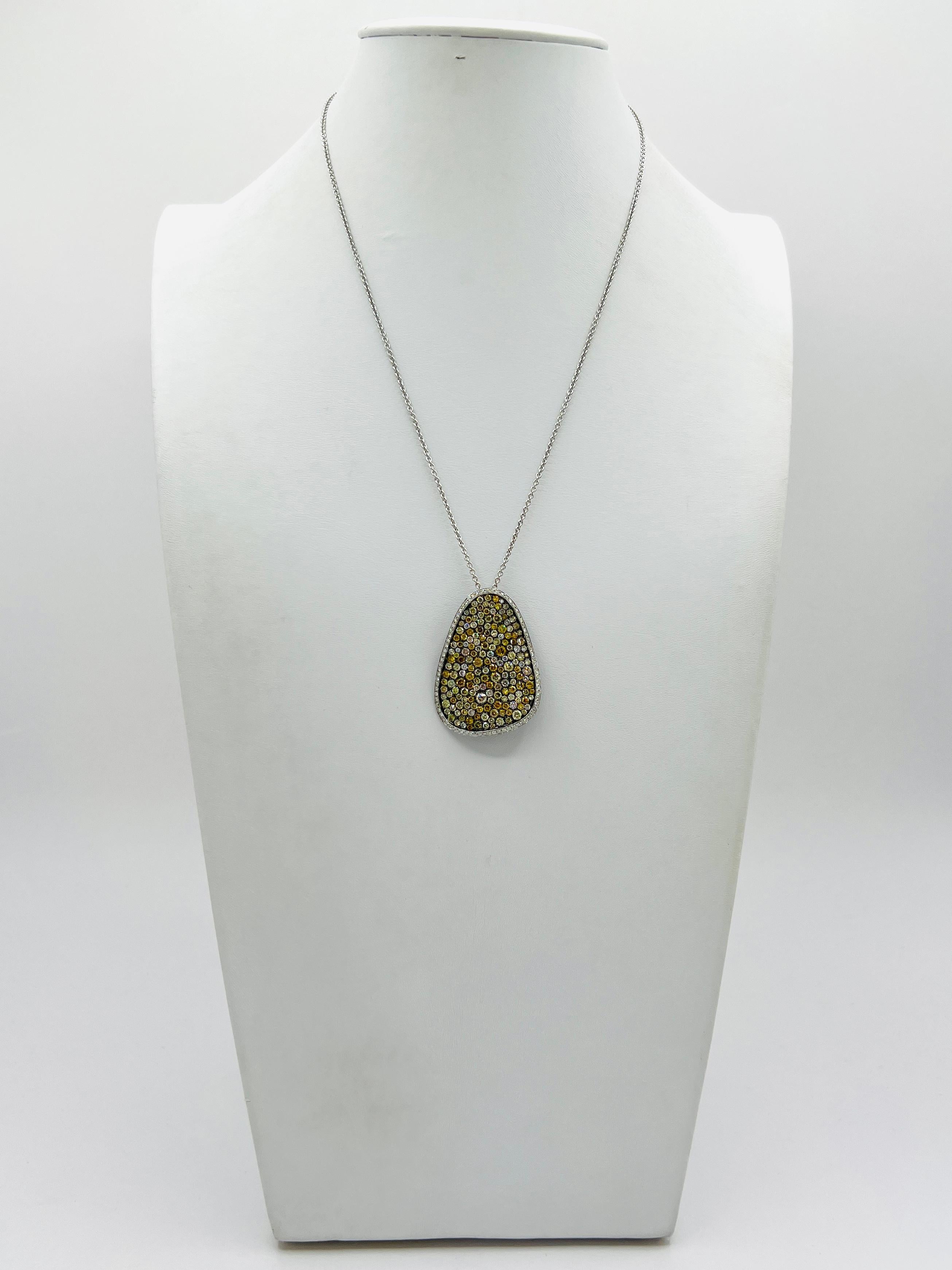 Collier de diamants ronds blancs et multicolores en or 18K et rhodium noir en vente 1