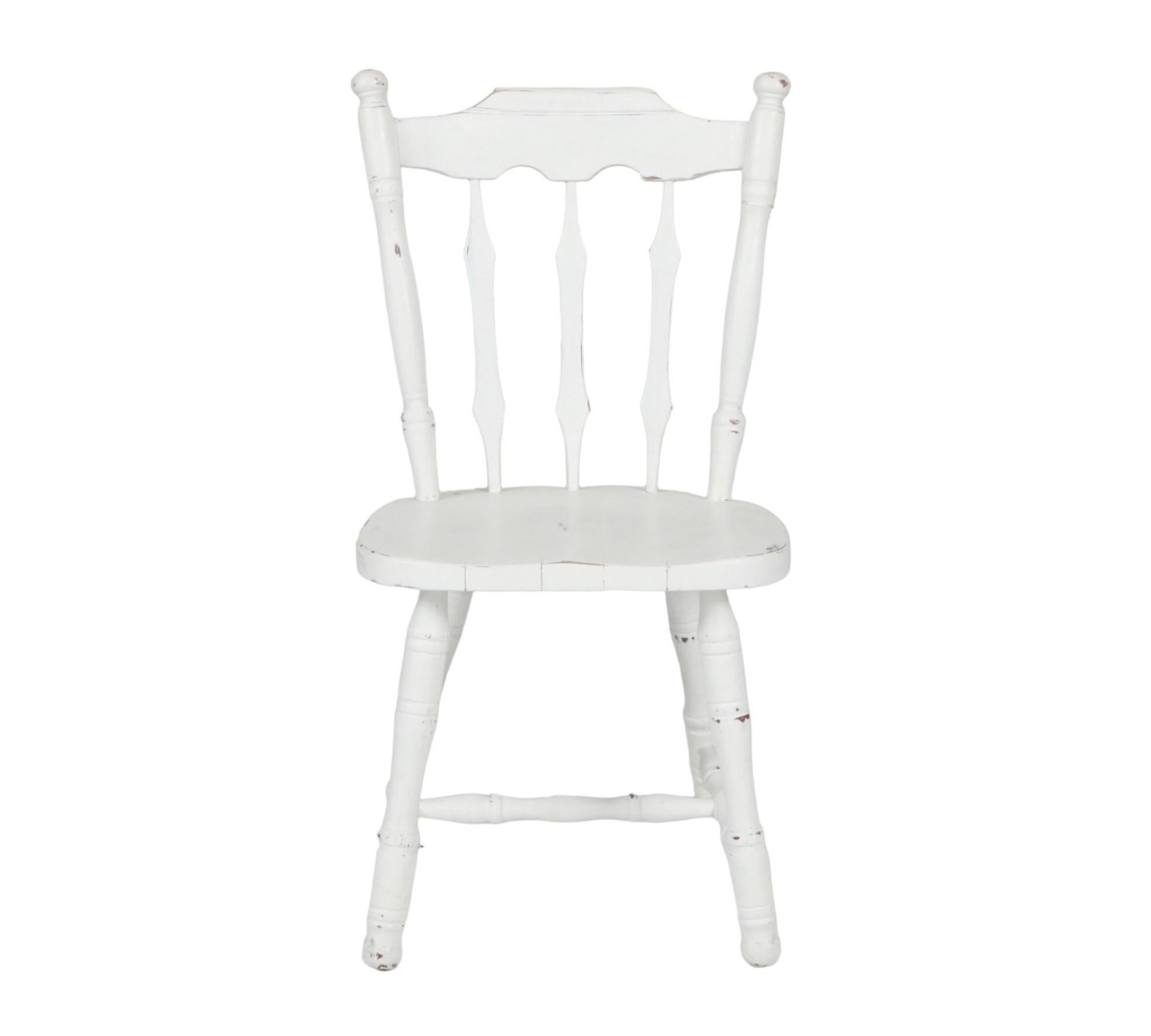 American White Farmhouse Table with Four Chairs For Sale