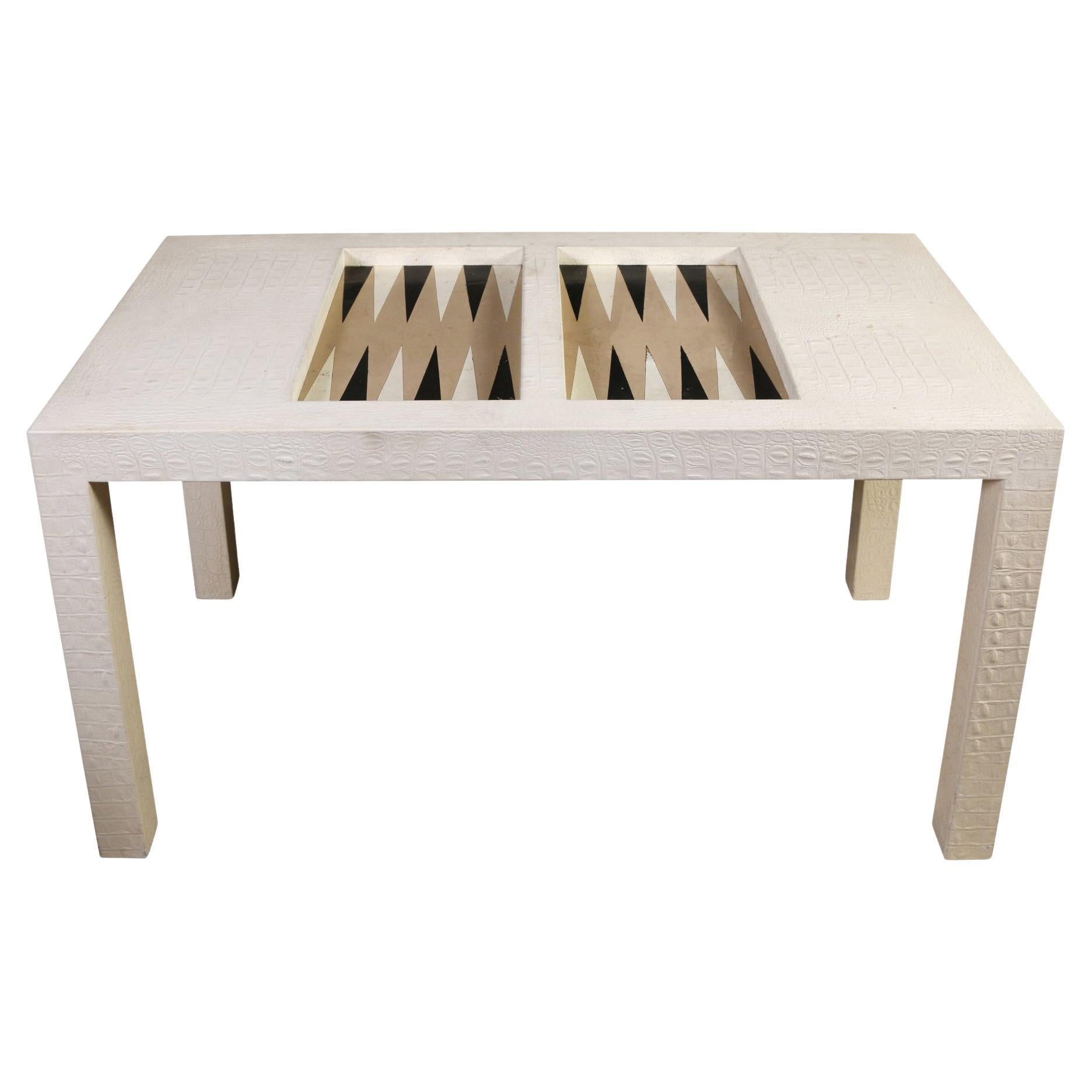 Backgammon-Tisch aus weißer Alligatorhautimitat im Angebot