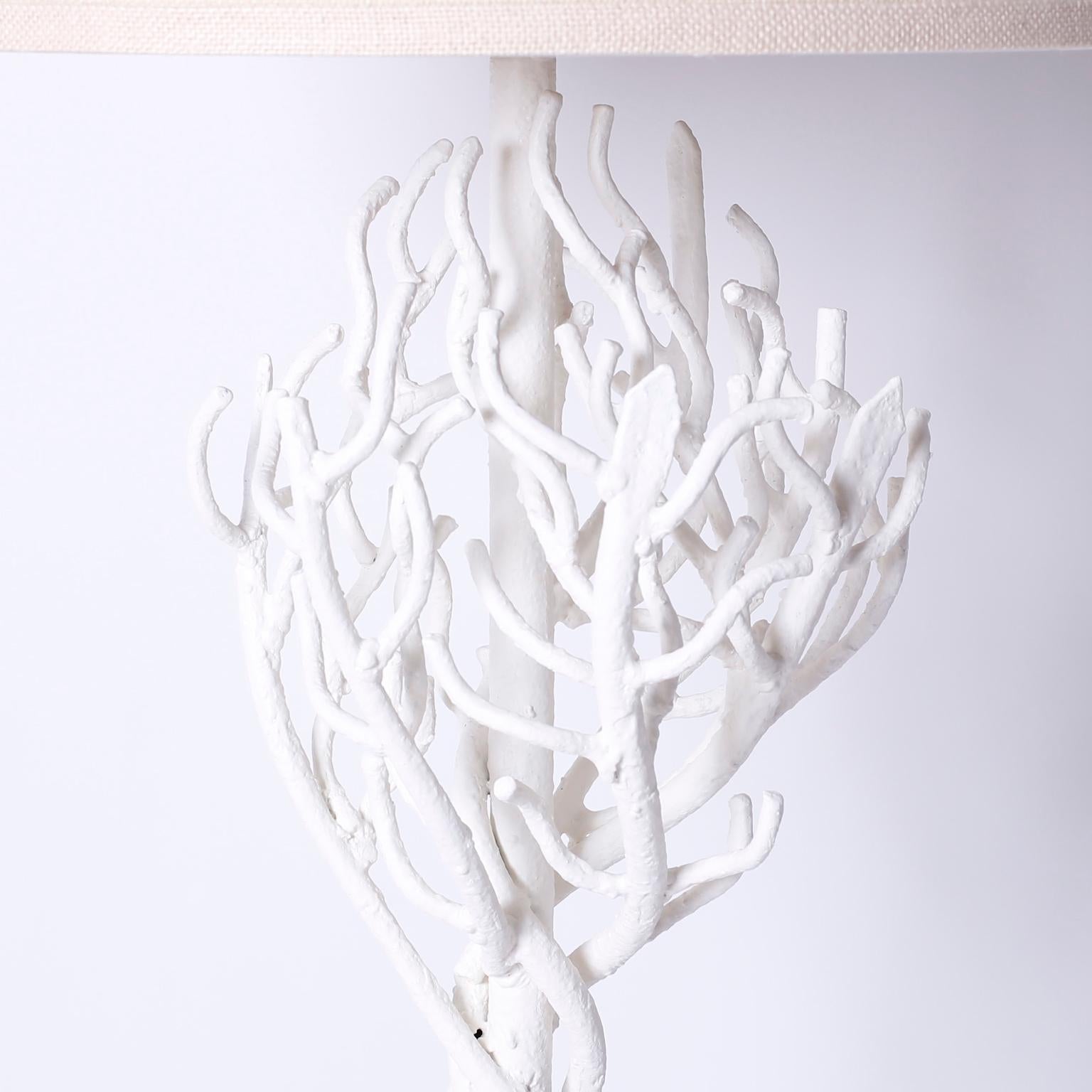 Stehlampe aus weißer Kunstkoralle (Organische Moderne) im Angebot