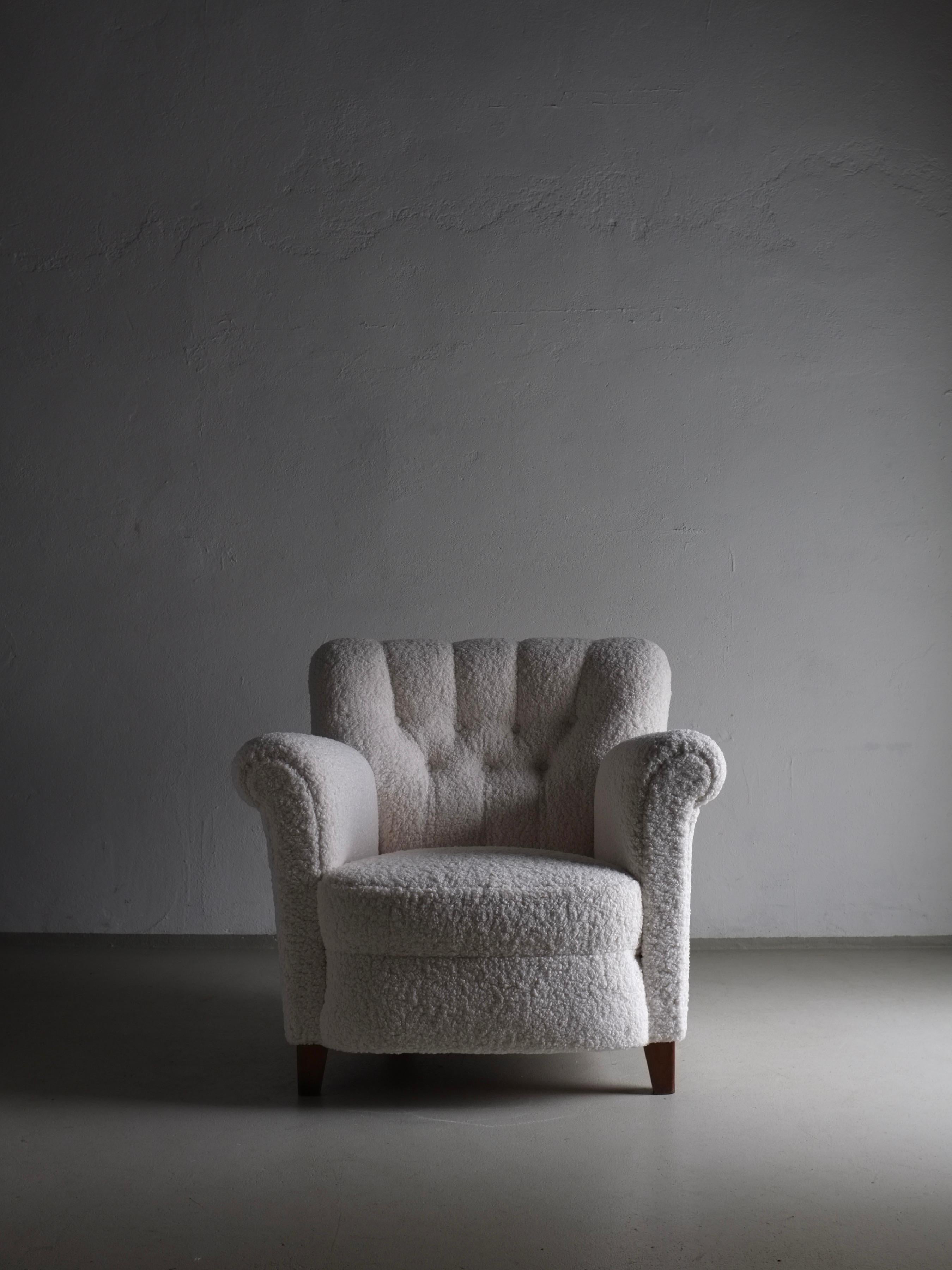 Vintage Teddy lounge chair from the 1940s upholstered with ivory white faux sheepskin fabric. It's a really heavy item. I have a matching fabric ottoman - it’s shown in the pictures.

Additional information:
Country of manufacture: Sweden
Period: