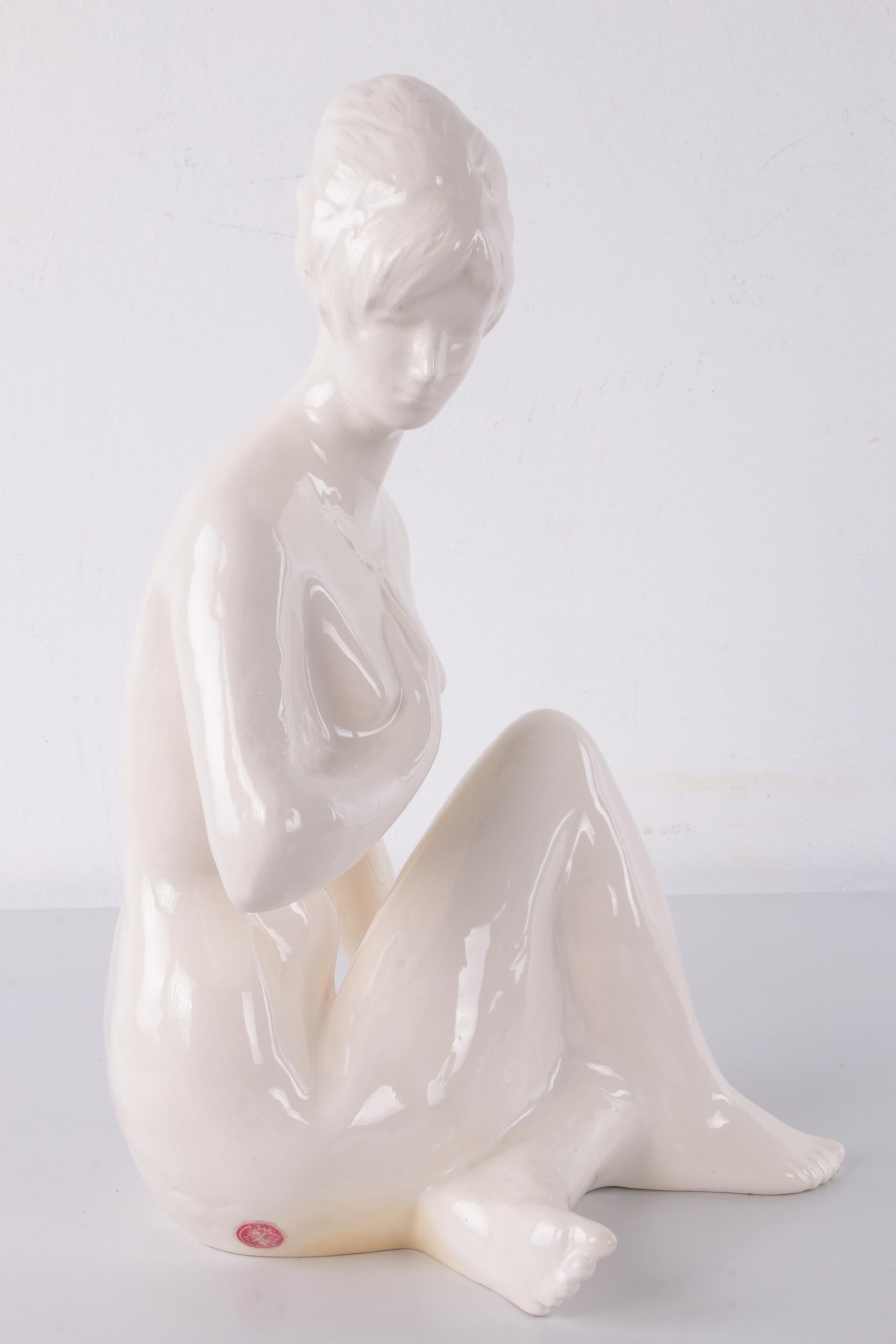 White Female Statue of Ceramic, 1960 For Sale 9