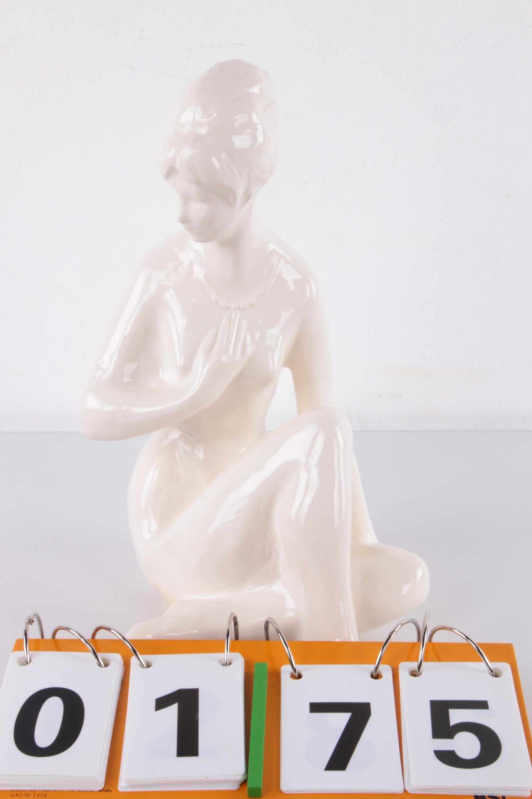 White Female Statue of Ceramic, 1960 For Sale 10