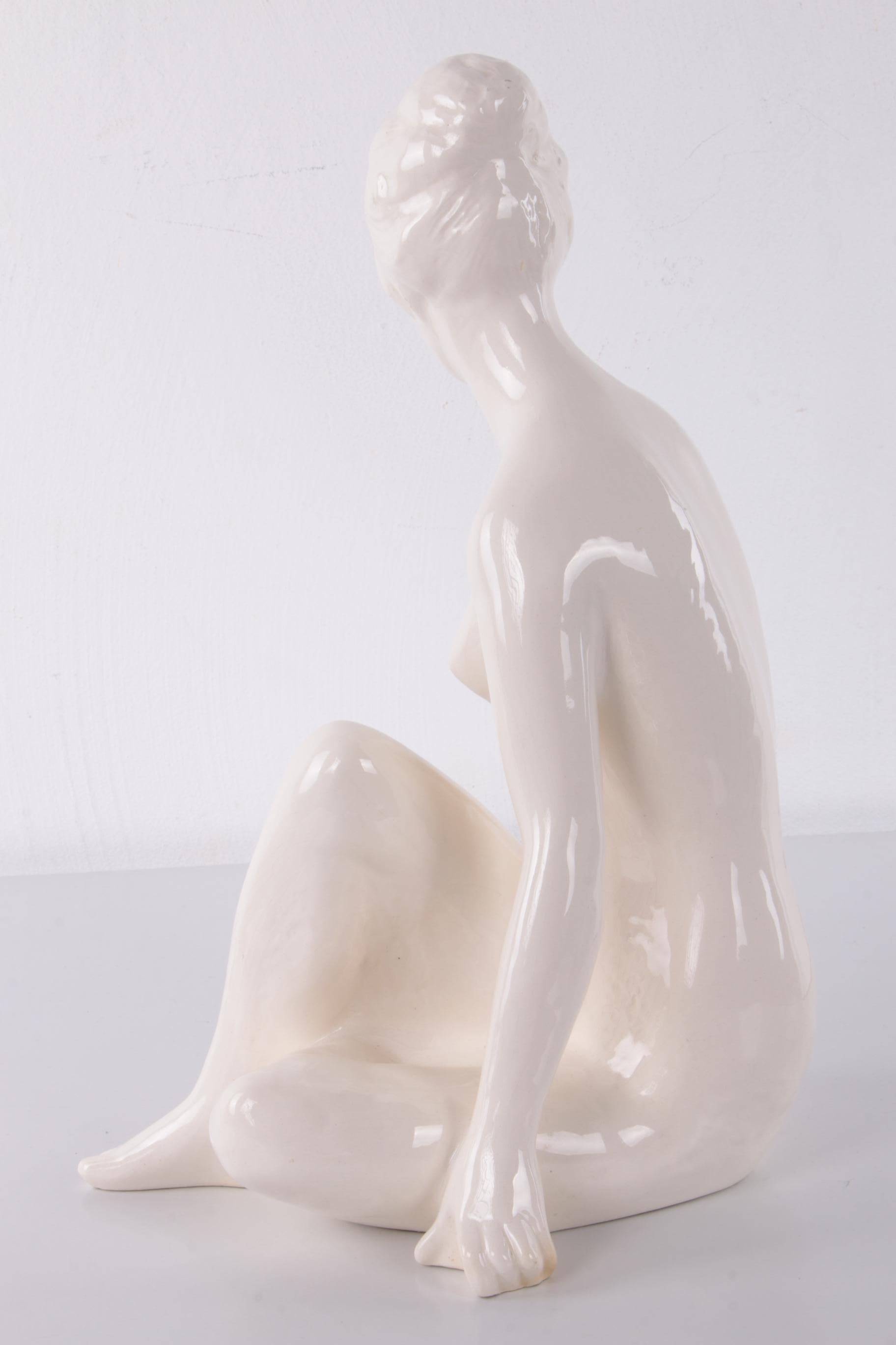 White Female Statue of Ceramic, 1960 In Good Condition For Sale In Oostrum-Venray, NL