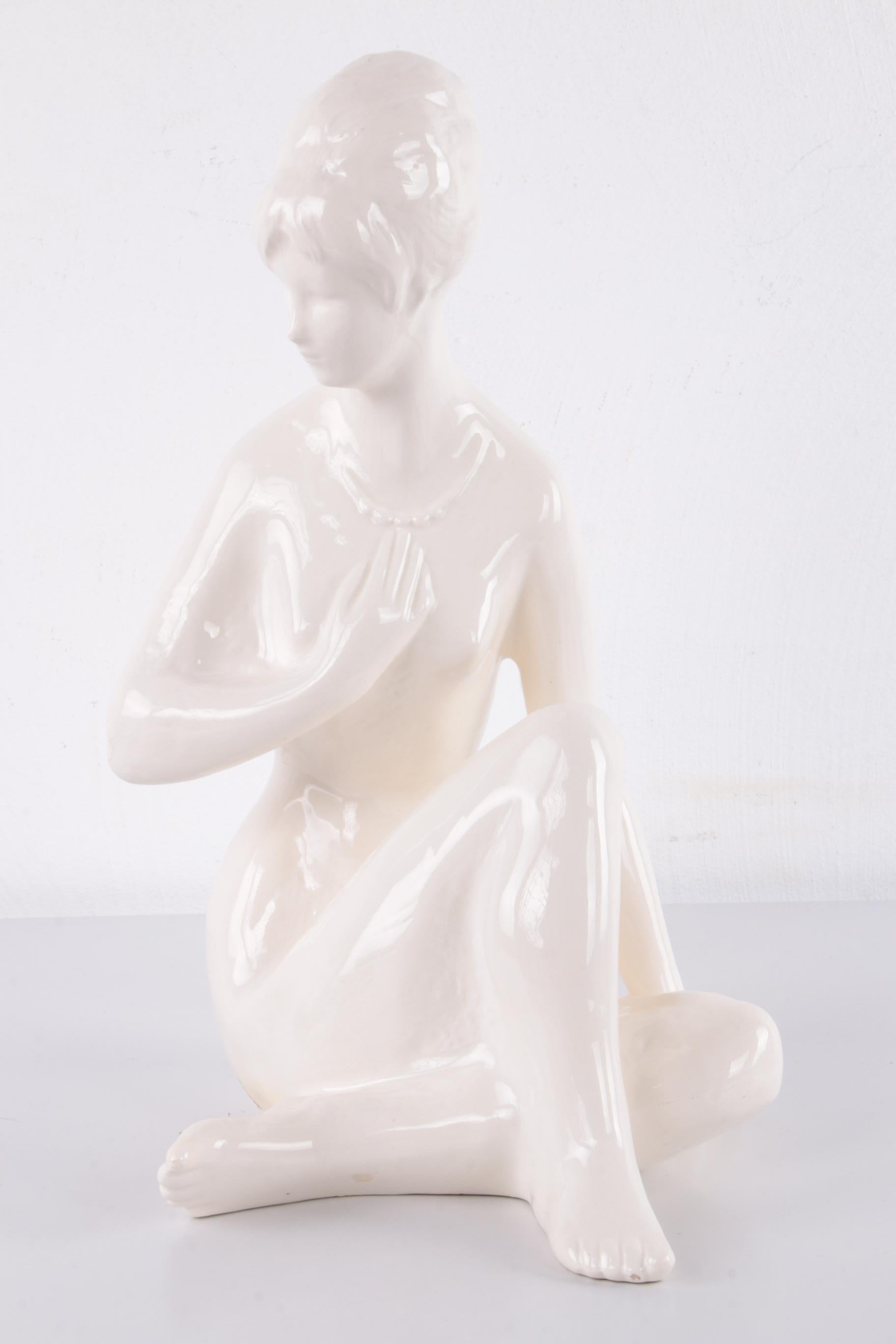 White Female Statue of Ceramic, 1960 For Sale 1