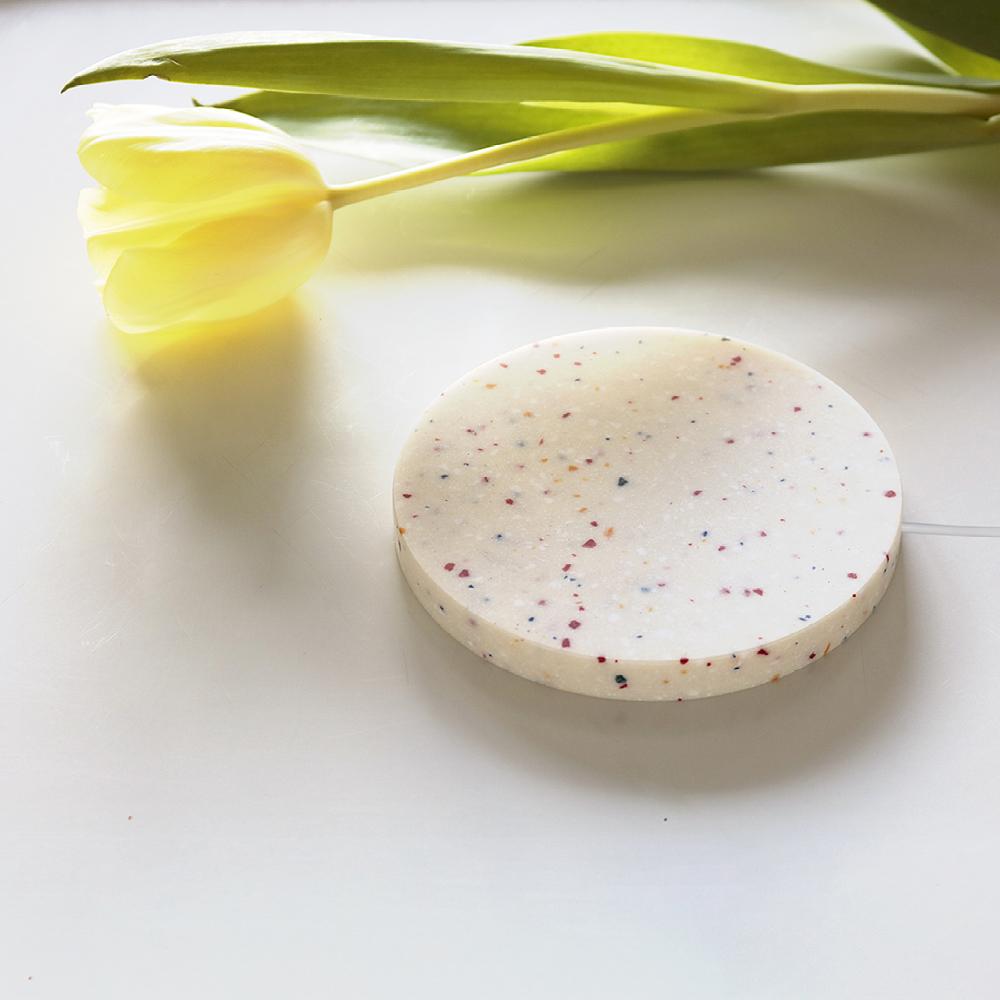 Une base en corian,
qui recharge rapidement votre téléphone, d'un coup de baguette magique.
 
Un cercle, 
un corian, 
réalisé avec le soin que requiert le marbre.

Une puissante technologie de charge sans fil garantit une alimentation électrique