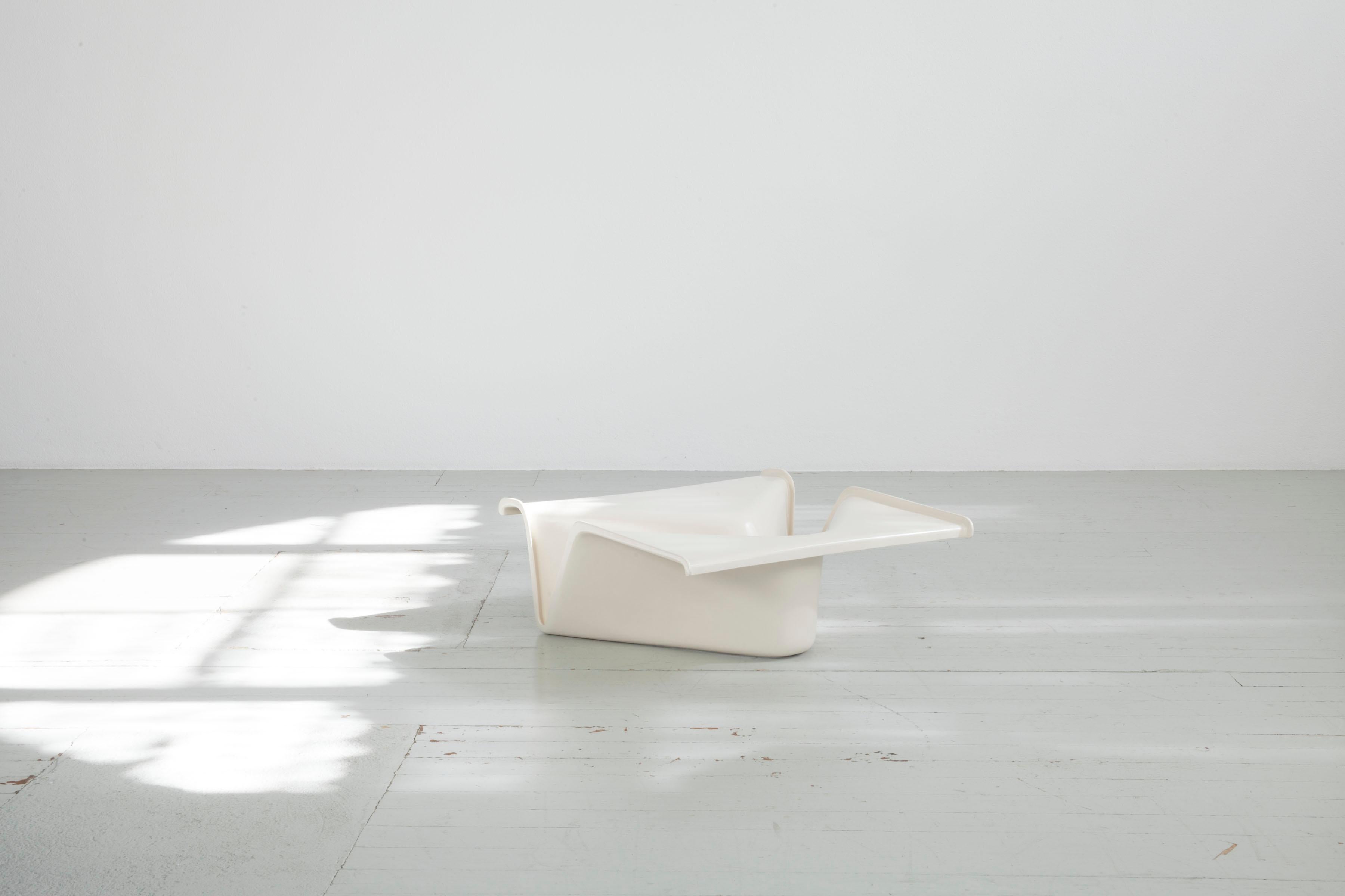 Mid-Century Modern White Fiberglass sofa table, Cesare Leonardi & Franca Stagi, Fiarm, 70s For Sale
