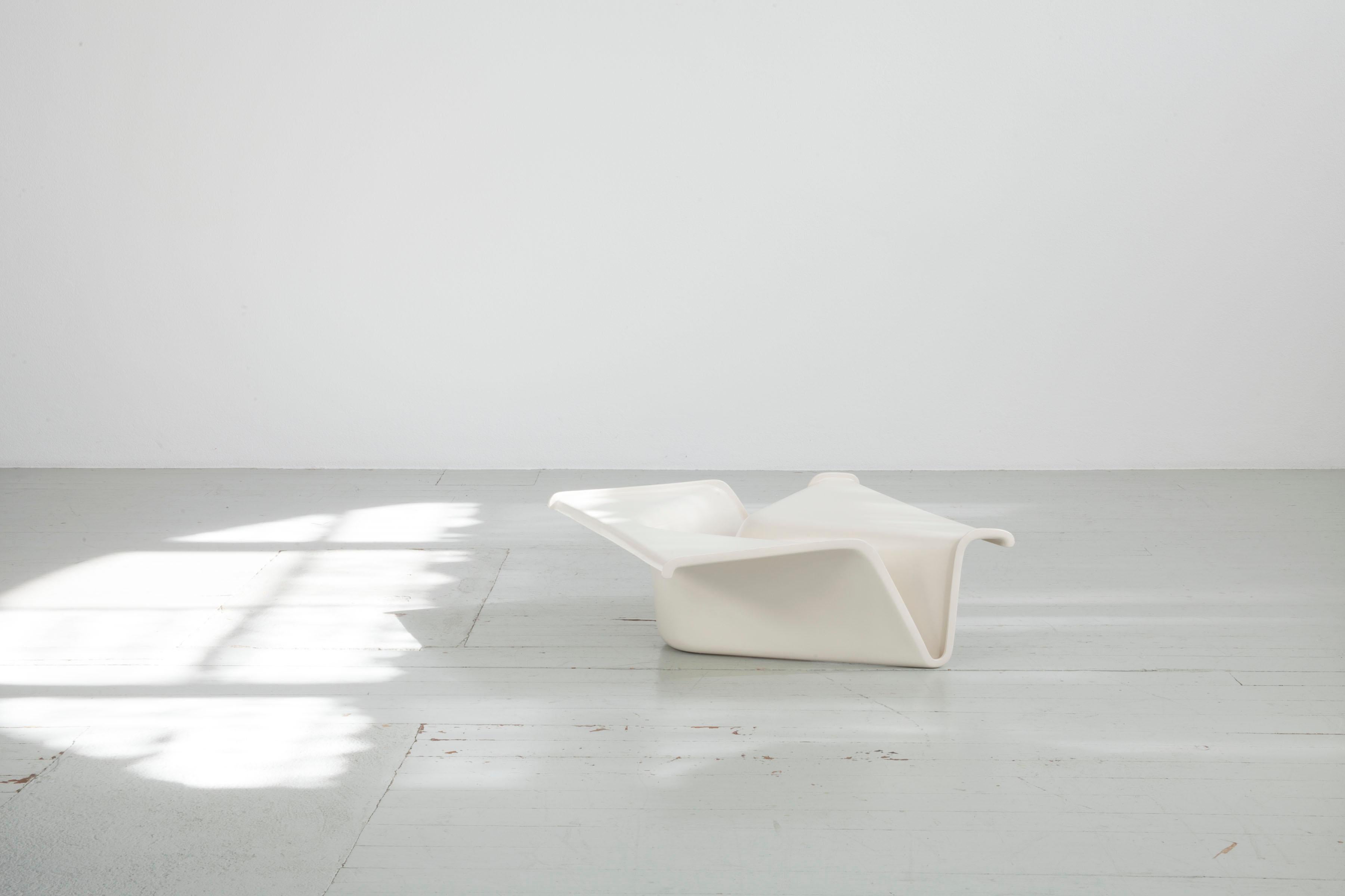 White Fiberglass sofa table, Cesare Leonardi & Franca Stagi, Fiarm, 70s In Good Condition For Sale In Wolfurt, AT