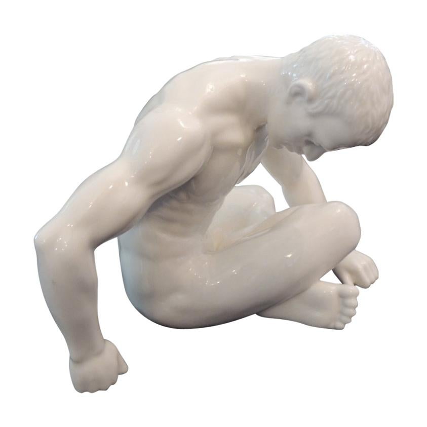 Statue en porcelaine fine blanche d
un homme aux muscles bien définis