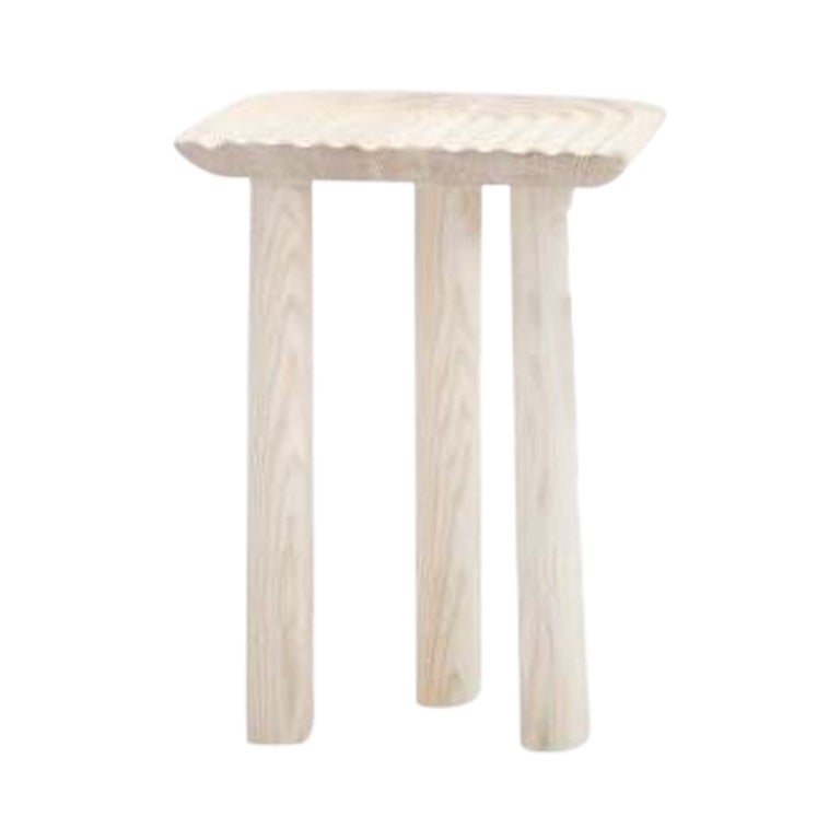 Taburete blanco con huellas dactilares de Victor Hahner