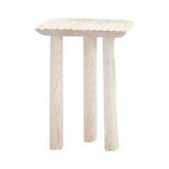 Taburete blanco con huellas dactilares de Victor Hahner