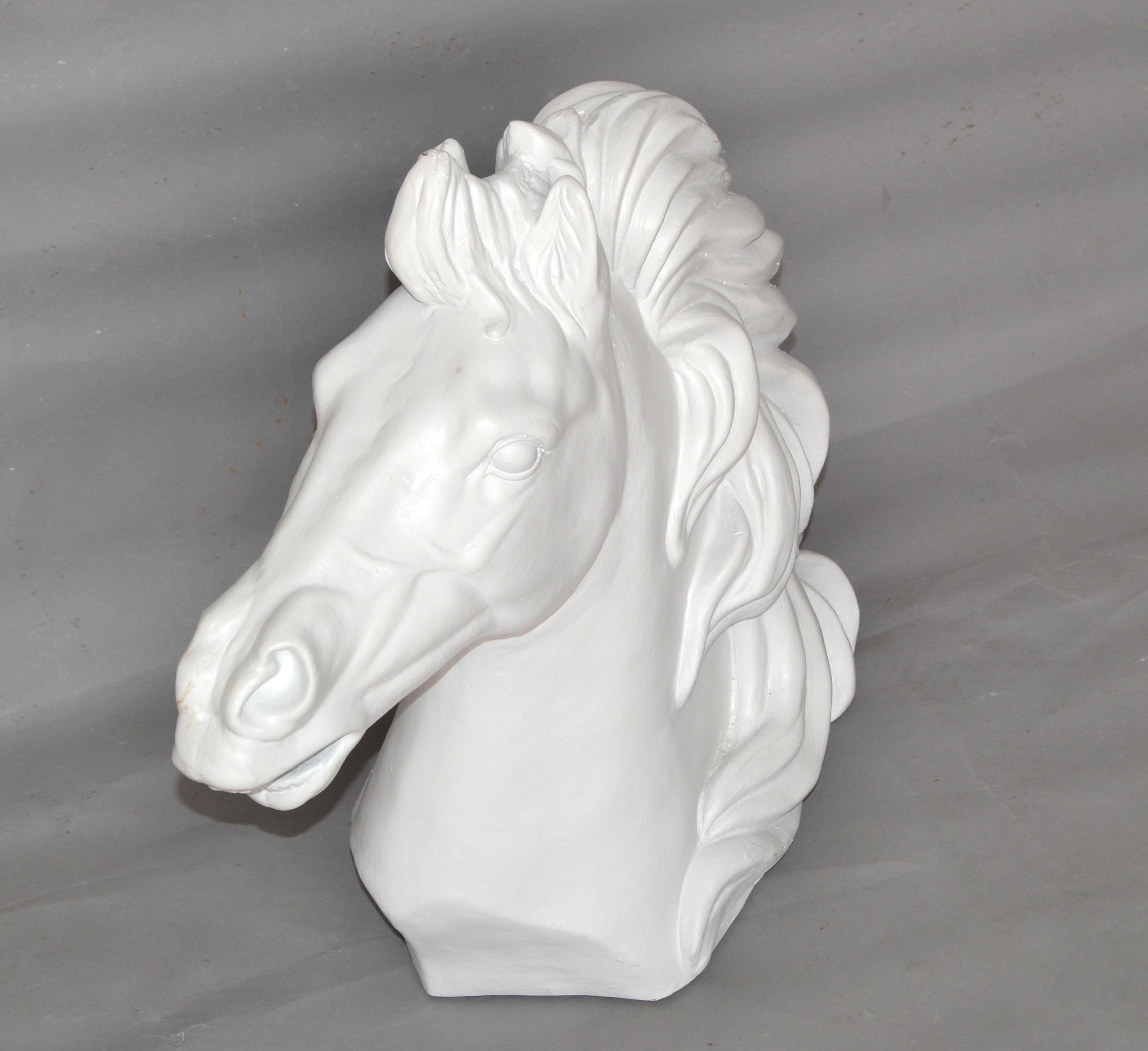 Gracieuse sculpture de tête de cheval en céramique fabriquée à la main, de style moderne du milieu du siècle, en finition blanche.
Notez les détails comme un vrai cheval grandeur nature.
Aucune marque n'a été trouvée.
 
