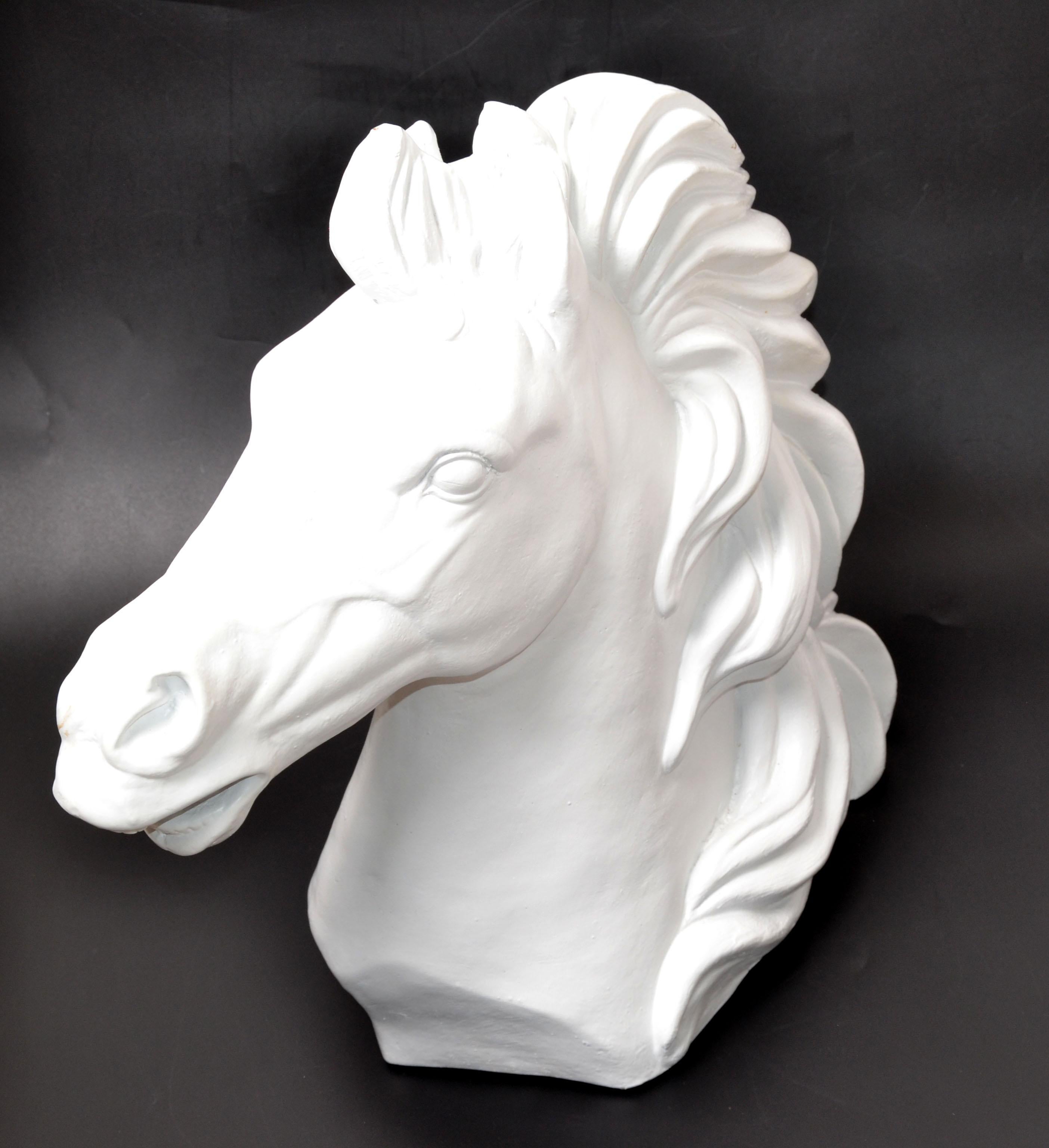 Américain Sculpture de tête de cheval en céramique à finition blanche, mi-siècle moderne en vente