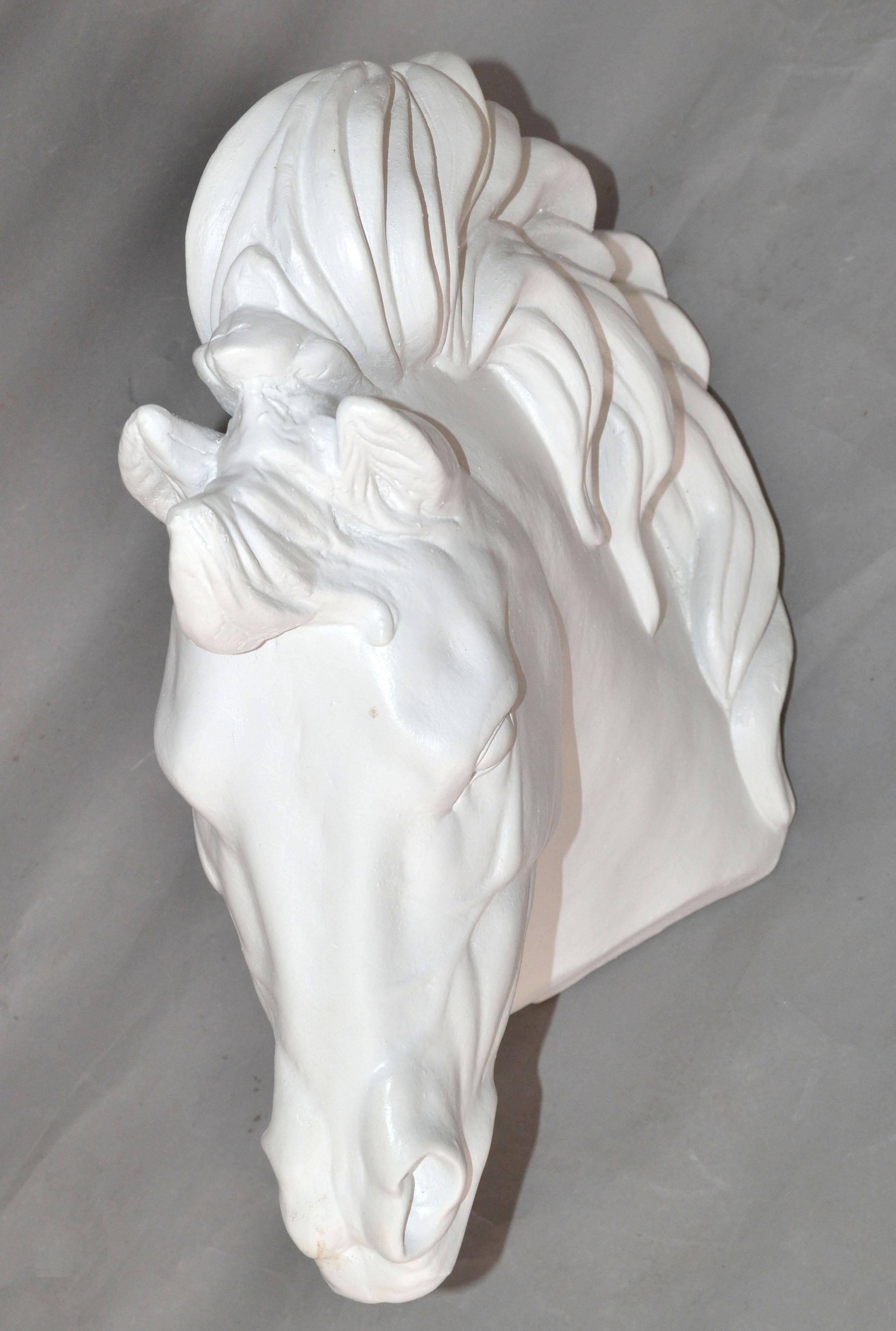 Sculpture de tête de cheval en céramique à finition blanche, mi-siècle moderne Bon état - En vente à Miami, FL