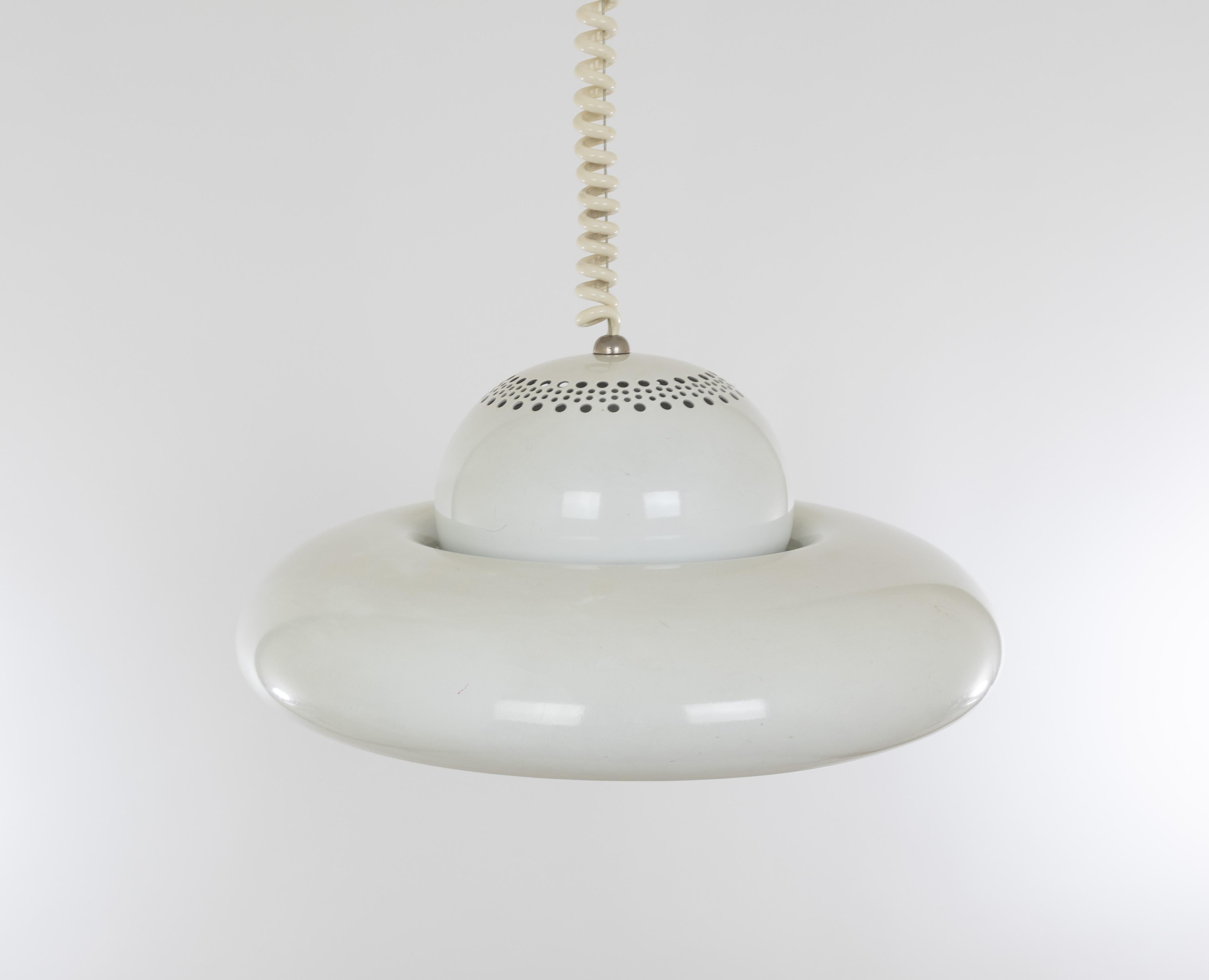 Pendente Fior di Loto bianco disegnato da Afra & Tobia Scarpa per l'azienda italiana di illuminazione Flos nel 1963.

In un catalogo Flos abbiamo trovato questa descrizione: 