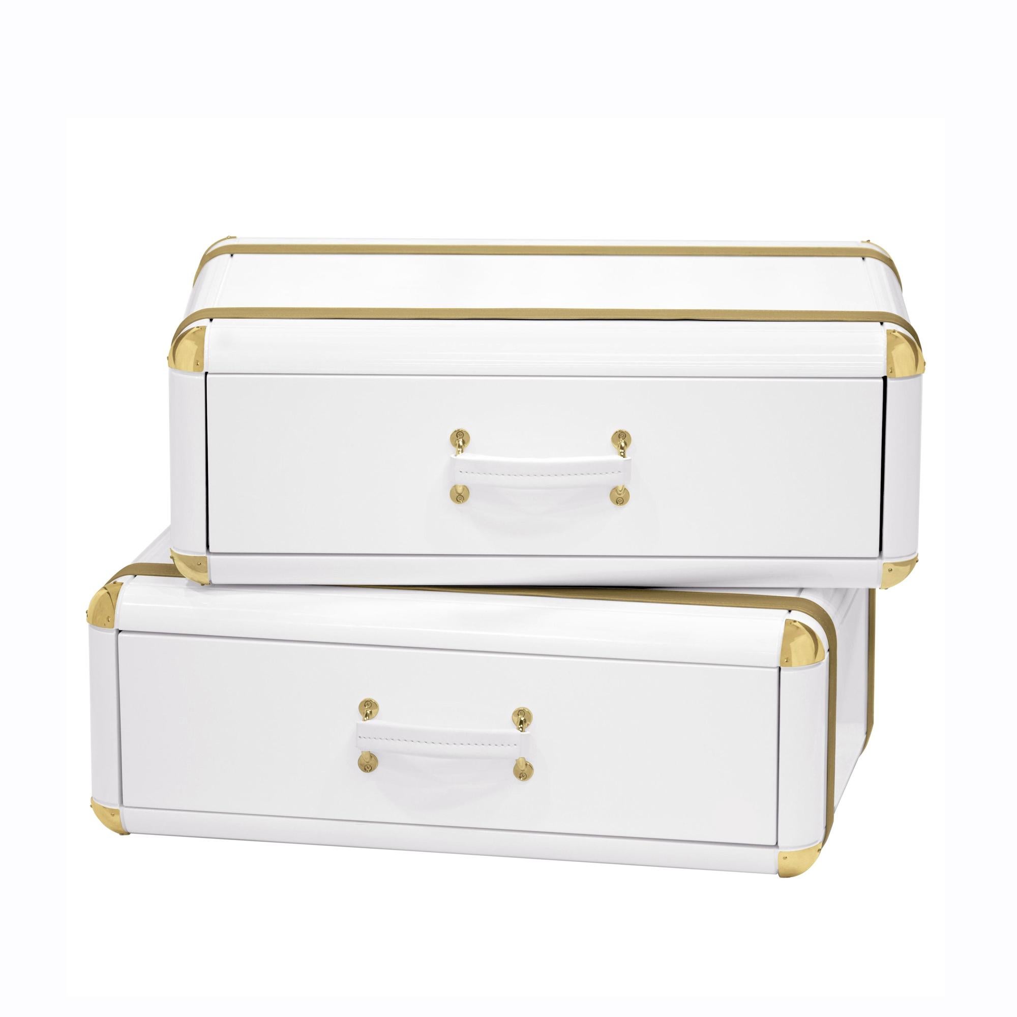 White flight case shelf of 2 drawers with structure
in solid wood in white lacquered finish. Details in gilt
synthetic leather and in gold-plated brass.
 