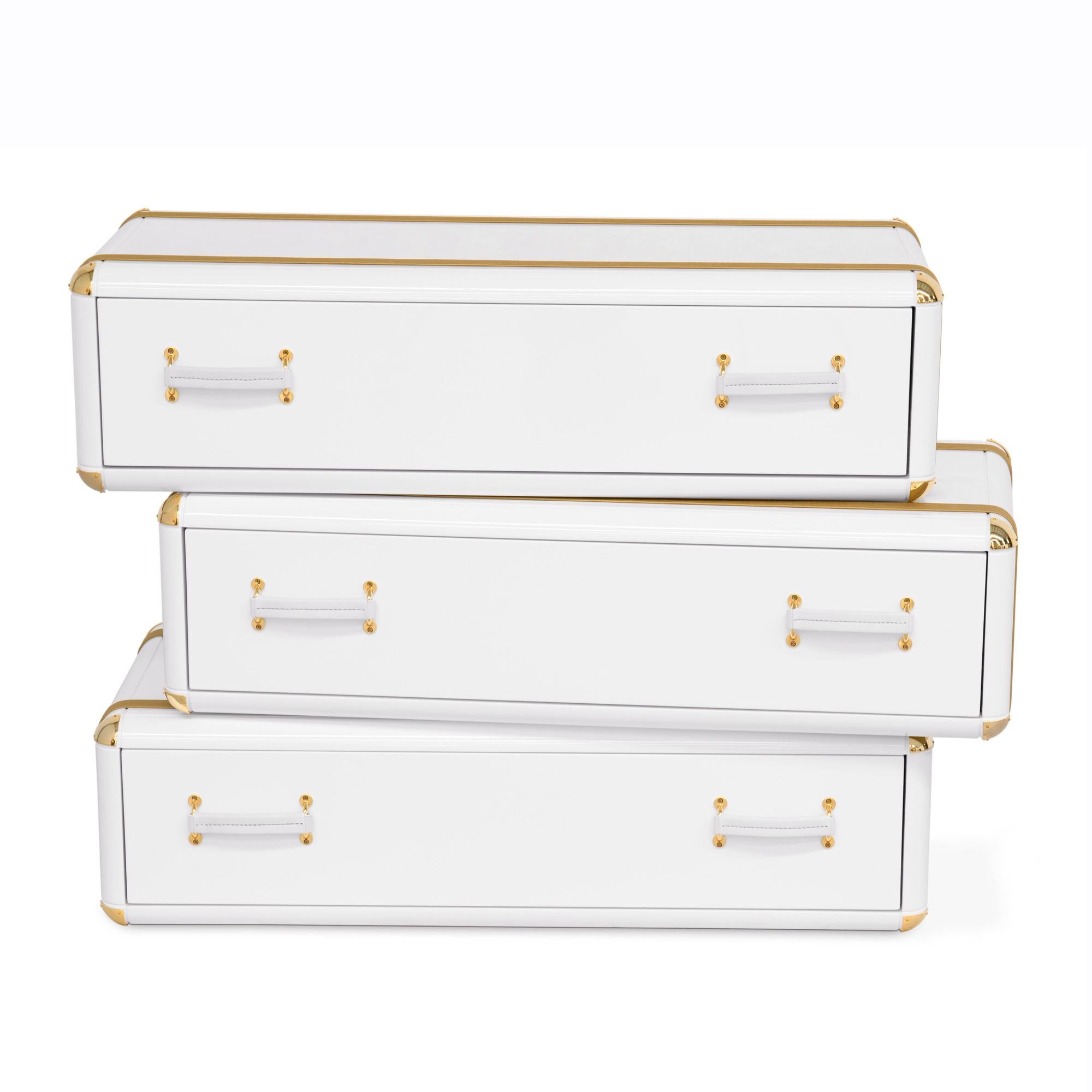 White Flight Case Shelf of 3 Drawers with structure
in solid wood in white lacquered finish. Details in gilt
synthetic leather and in gold plated brass.
Also available with 2 or 6 drawers.