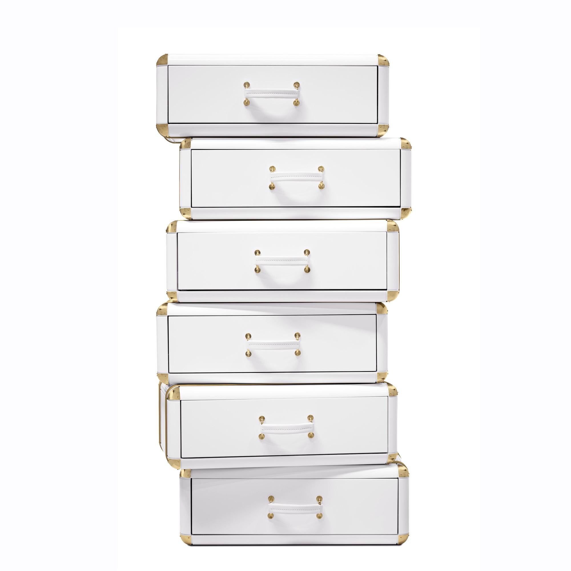 White Flight Case Shelf of 6 Drawers with structure
in solid wood in white lacquered finish. Details in gilt
synthetic leather and in gold plated brass.
Also available with 2 or 3 drawers.