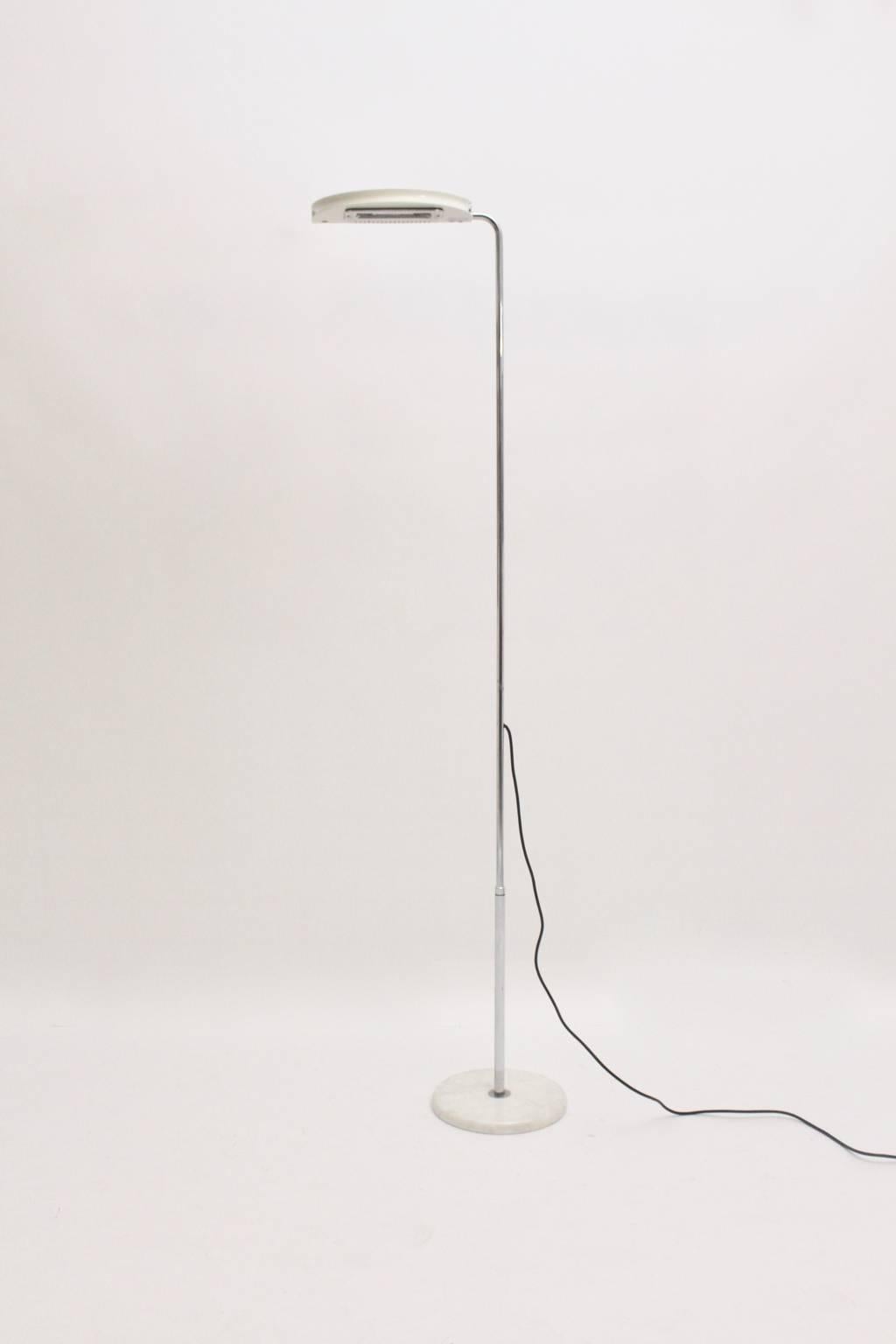 Weiß  Stehlampe Mezzaluna von Bruno Gecchelin, Italien, 1974 im Angebot 4