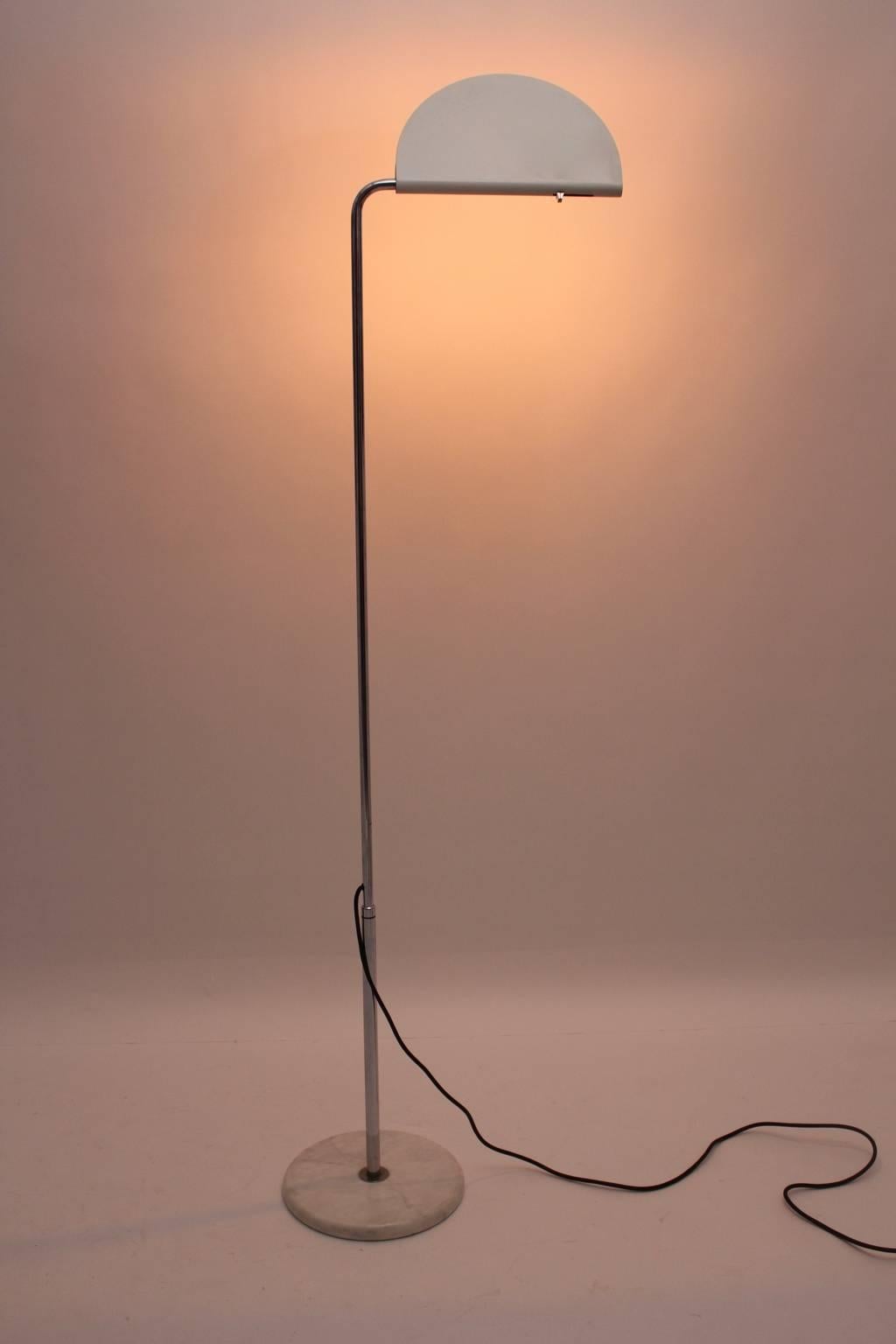 Weiß  Stehlampe Mezzaluna von Bruno Gecchelin, Italien, 1974 im Angebot 5