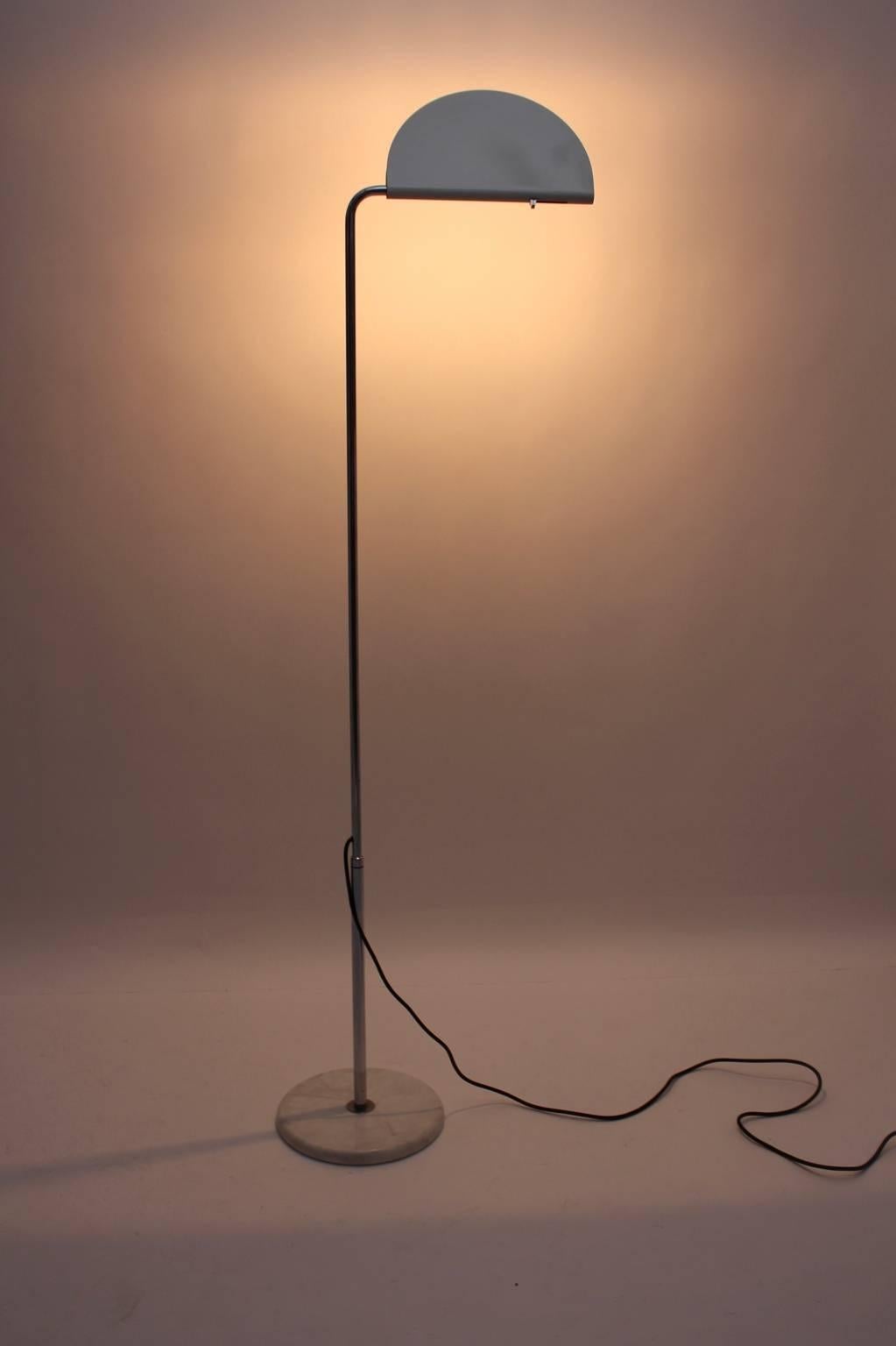 Weiß  Stehlampe Mezzaluna von Bruno Gecchelin, Italien, 1974 im Angebot 6