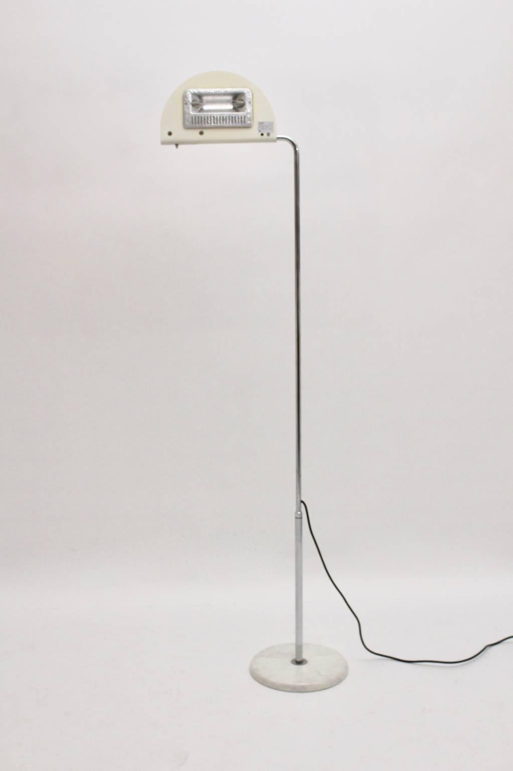 Weiß  Stehlampe Mezzaluna von Bruno Gecchelin, Italien, 1974 (Moderne der Mitte des Jahrhunderts) im Angebot