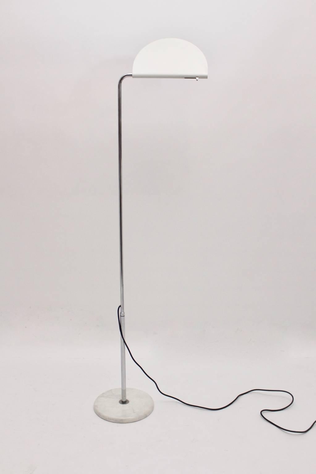 Weiß  Stehlampe Mezzaluna von Bruno Gecchelin, Italien, 1974 im Angebot 2