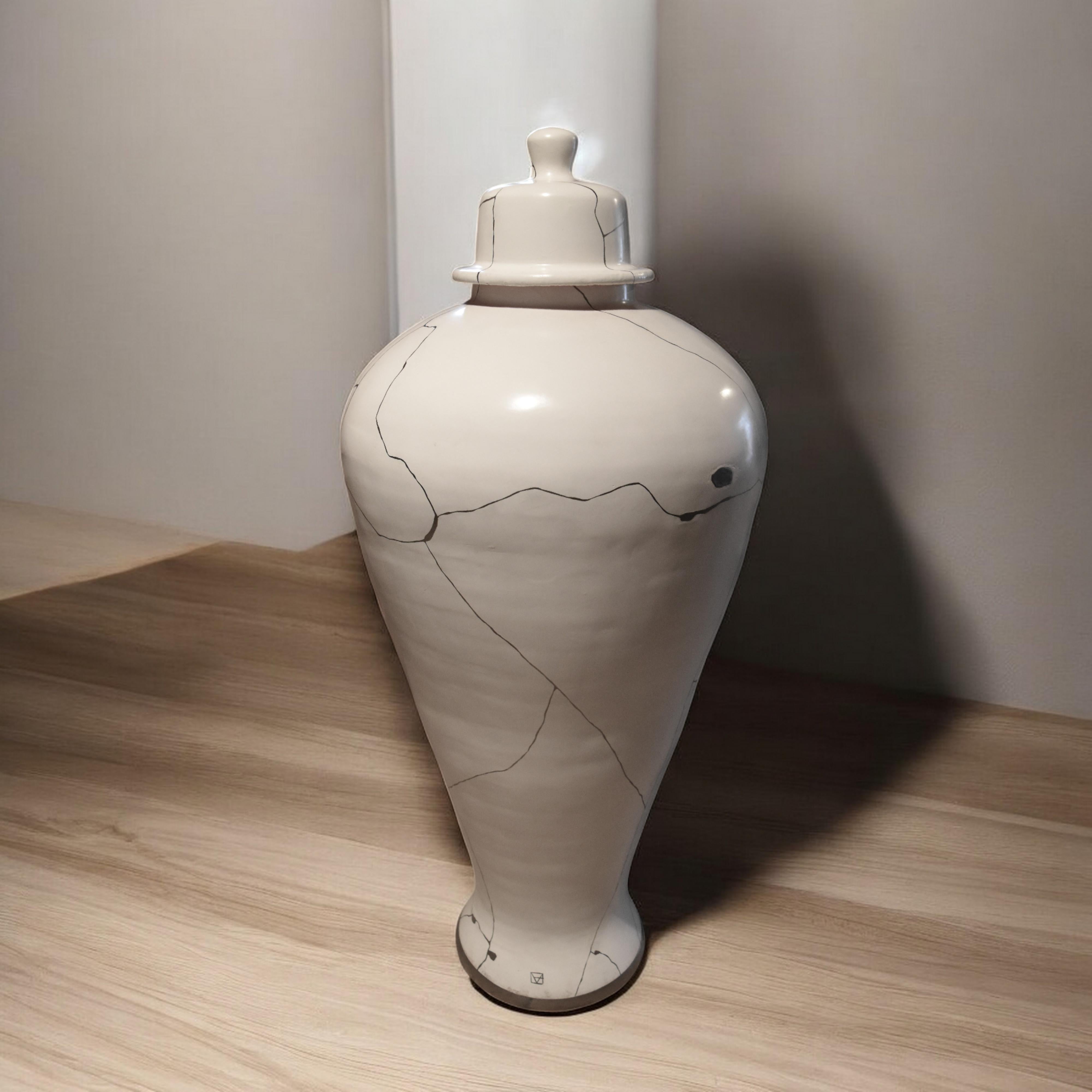 White Floor Meiping Vase  with platinium In New Condition For Sale In MEAUX, FR