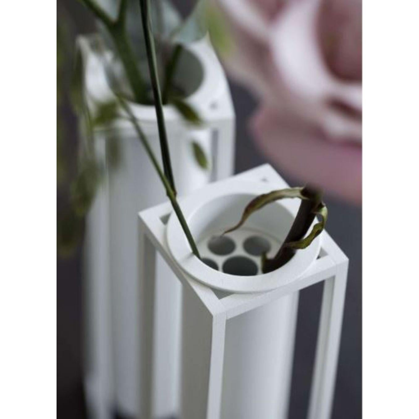 Weiße Flora Kubus-Vase von Lassen (21. Jahrhundert und zeitgenössisch) im Angebot